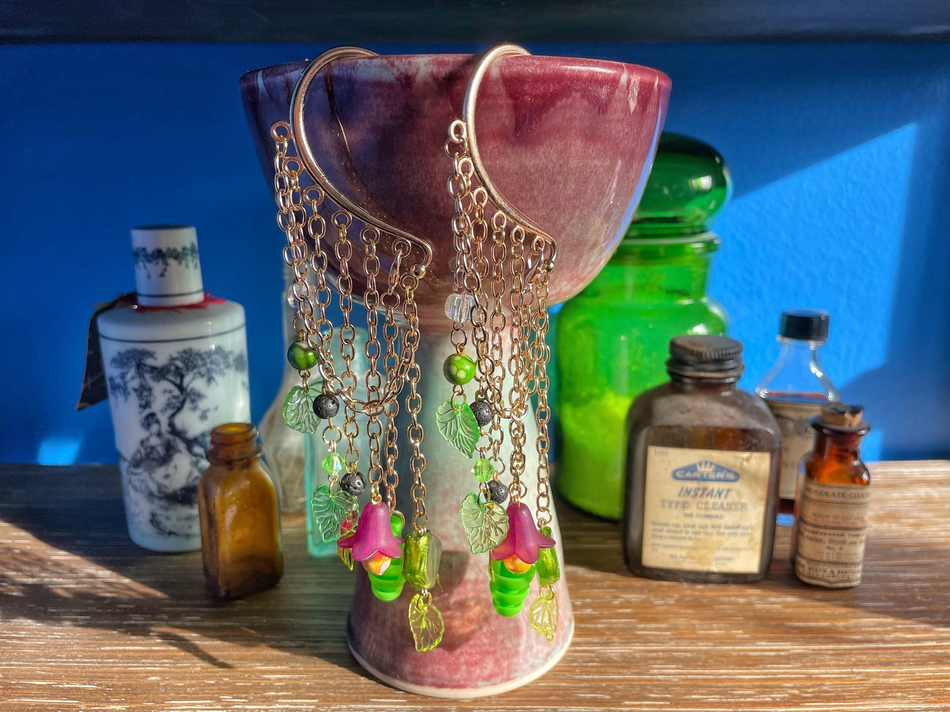 Boucles d'oreilles pendantes en forme de fleur avec bouchons d'oreilles en silicone vert et perles de verre vertes et feuilles avec perles d'aromathérapie en pierre de lave