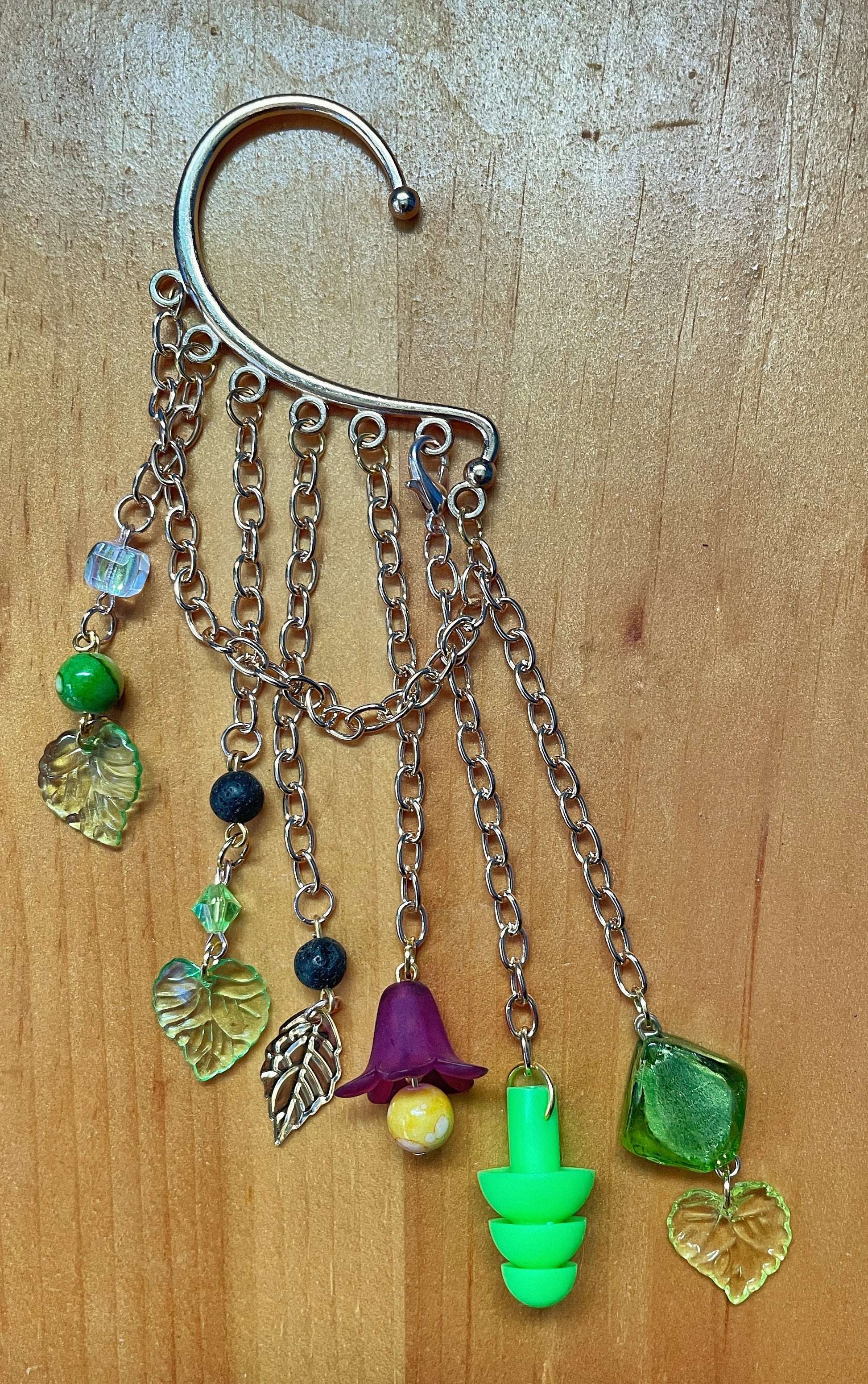 Boucles d'oreilles pendantes en forme de fleur avec bouchons d'oreilles en silicone vert et perles de verre vertes et feuilles avec perles d'aromathérapie en pierre de lave