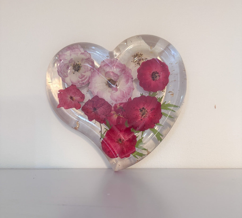 Plateau en forme de cœur en résine à motif floral pressé, idéal pour la décoration intérieure