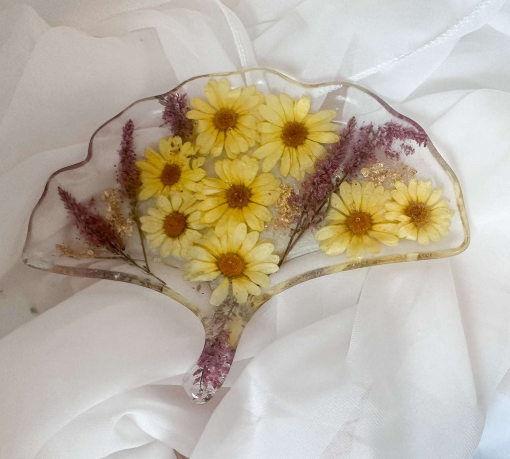 Plateau Ginkgo Bloom - Plateau en résine fait main en feuille de ginkgo avec pensée jaune