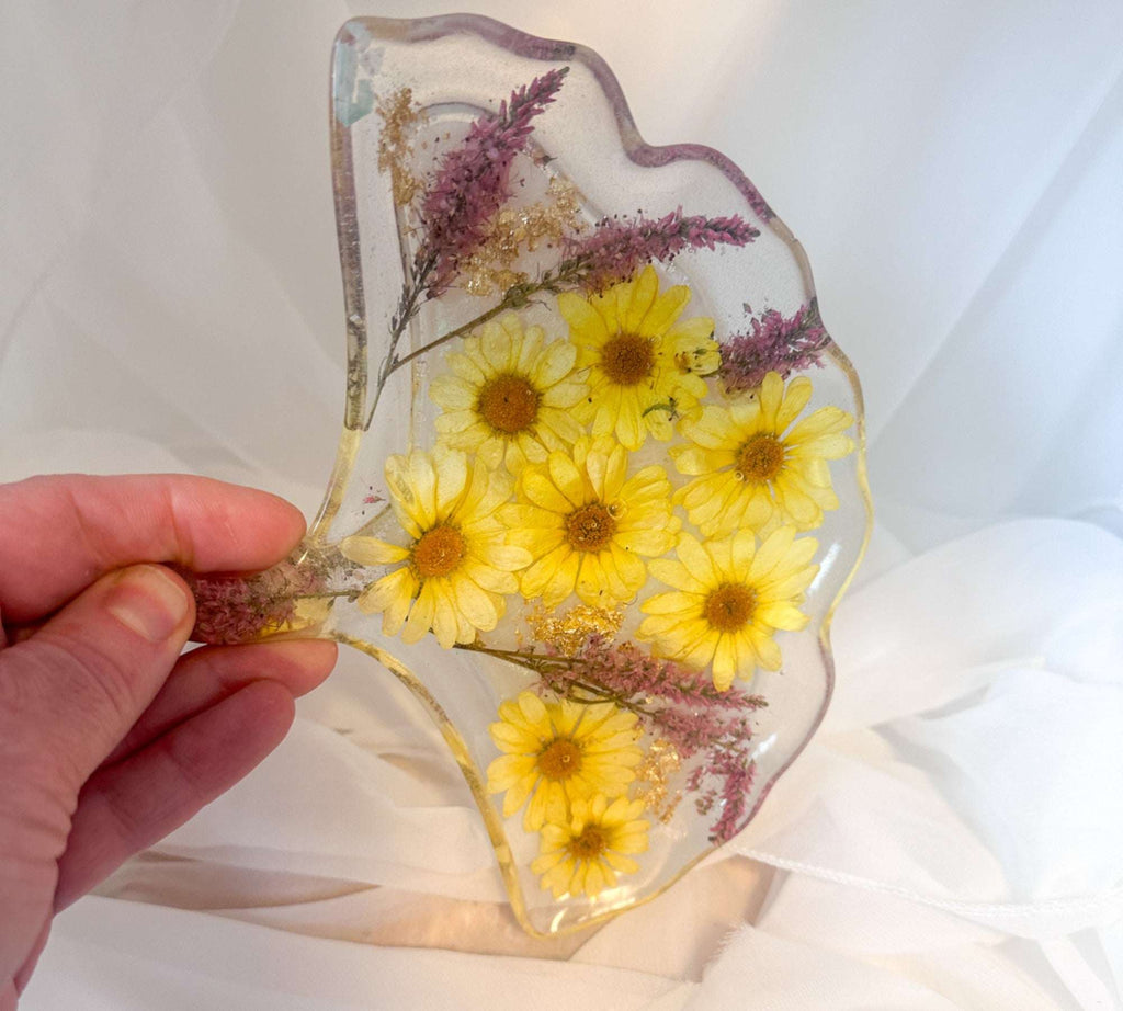 Plateau Ginkgo Bloom - Plateau en résine fait main en feuille de ginkgo avec pensée jaune