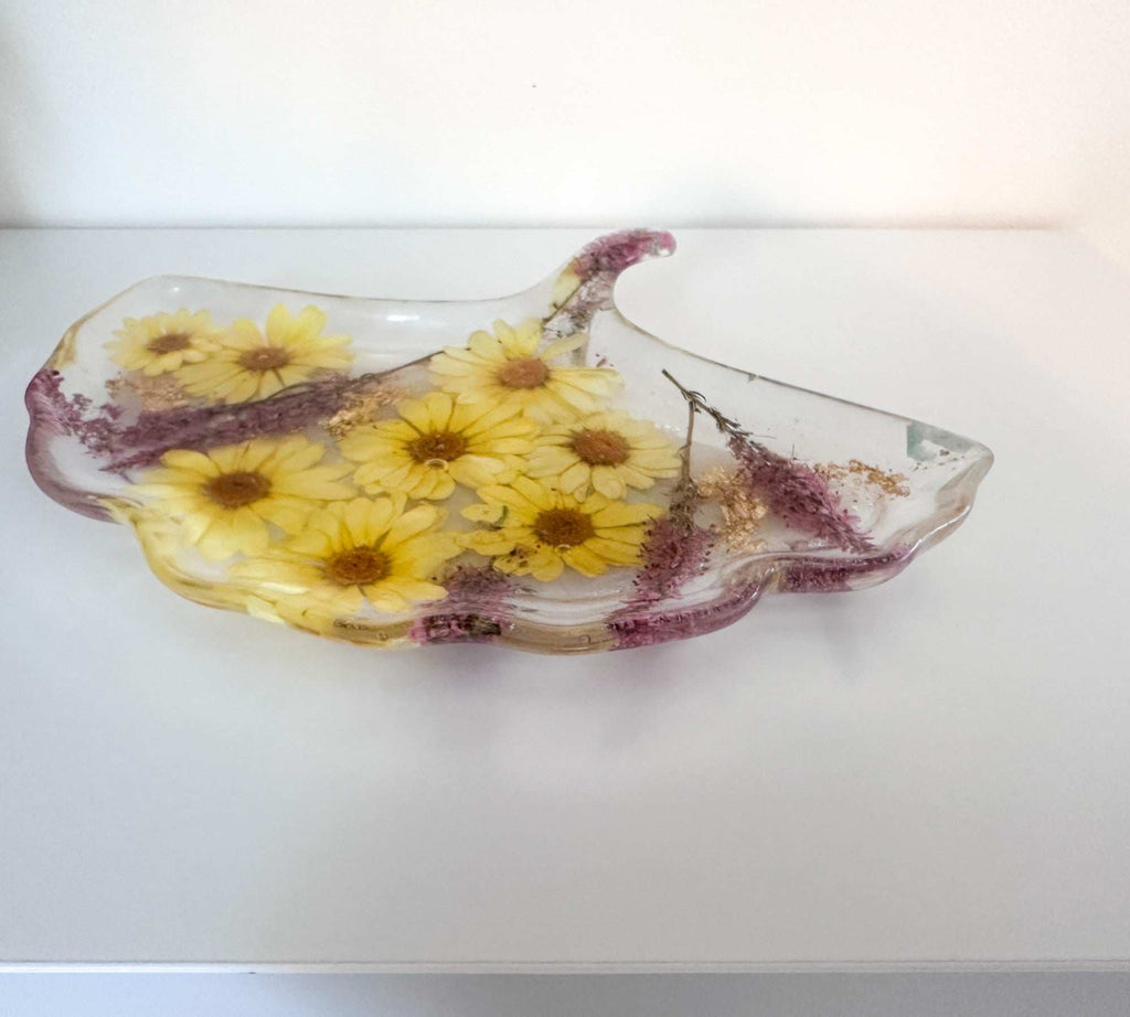 Plateau Ginkgo Bloom - Plateau en résine fait main en feuille de ginkgo avec pensée jaune