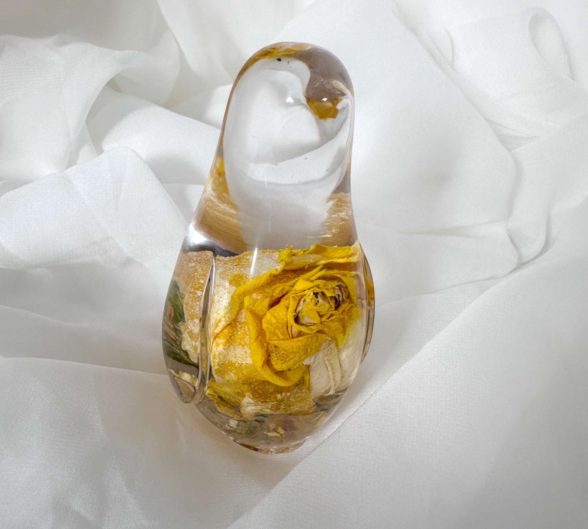 Oiseau chanteur doré - Sculpture d'oiseau en résine faite à la main représentant une rose jaune