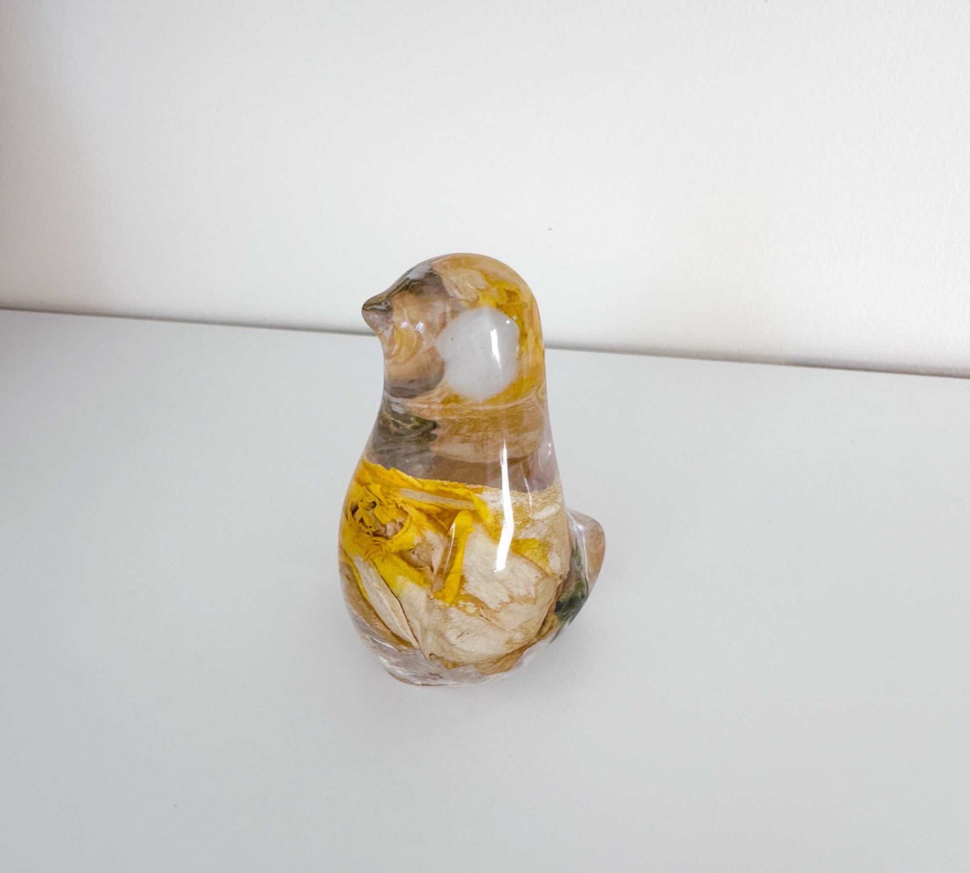 Oiseau chanteur doré - Sculpture d'oiseau en résine faite à la main représentant une rose jaune