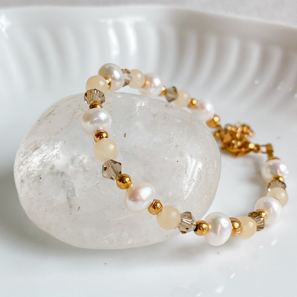 Bracelet fin en pierres de jade jaune et perles d'eau douce | THÉIA