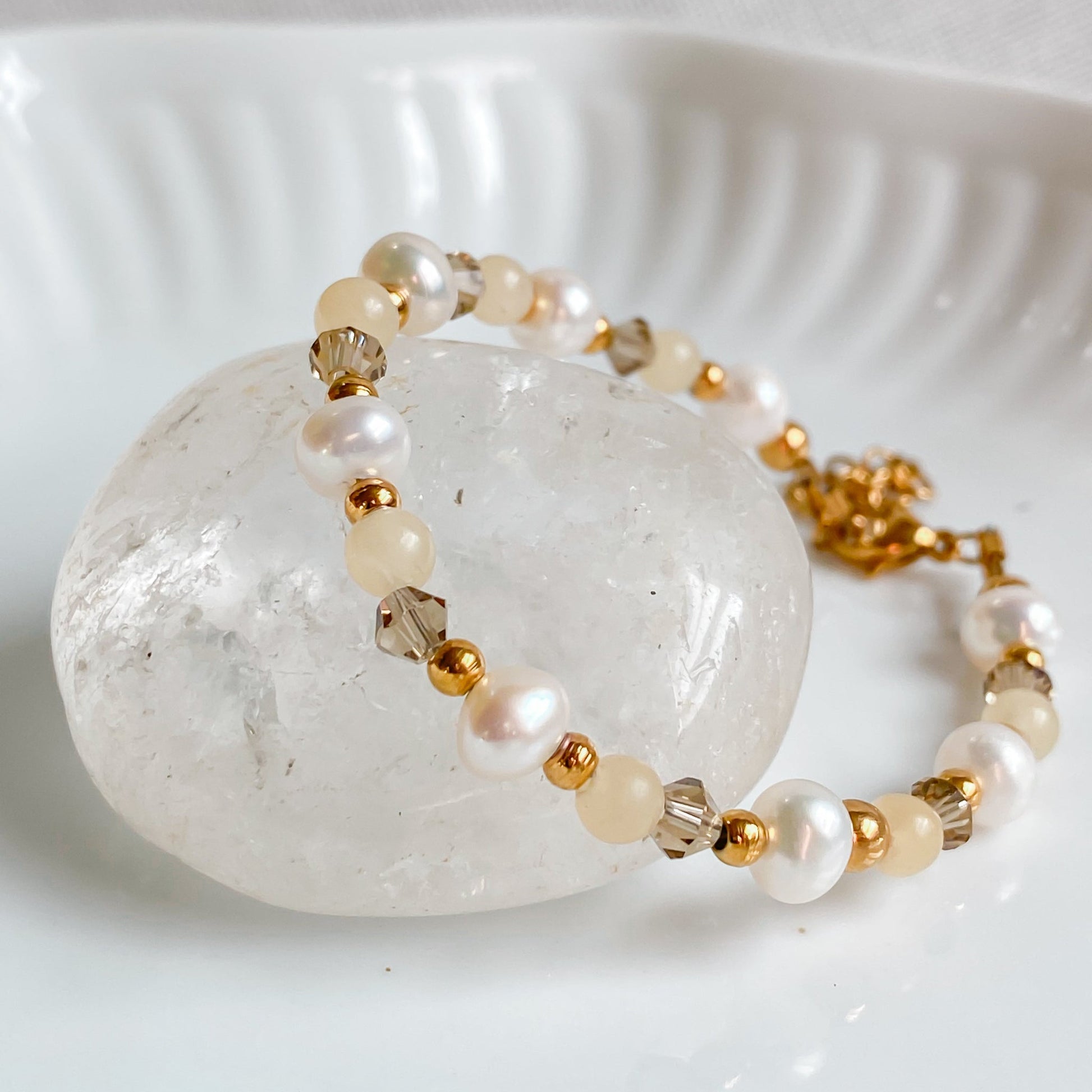 Bracelet fin en pierres de jade jaune et perles d'eau douce | THÉIA