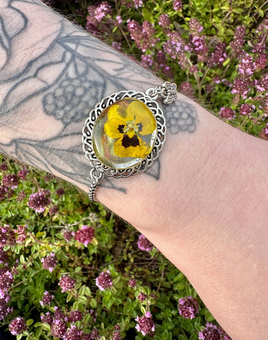 Silver Elegance: Handcrafted Resin Bracelet with Dried Flower Accents