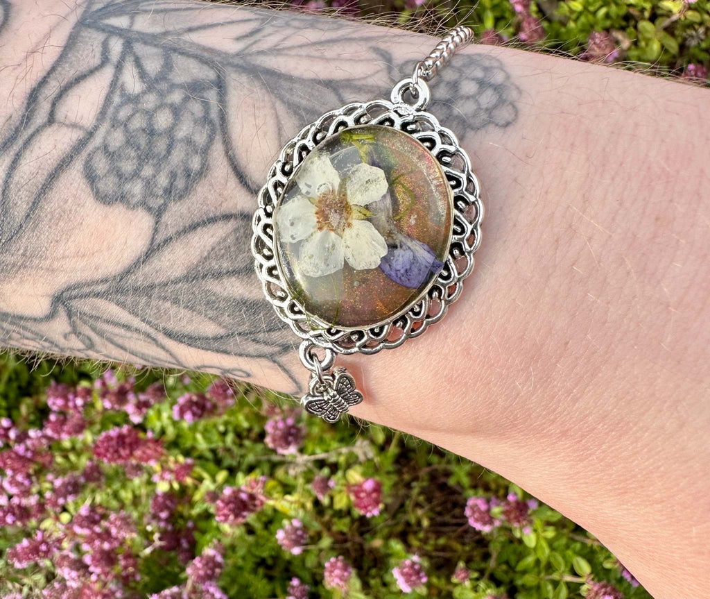 Silver Elegance: Handcrafted Resin Bracelet with Dried Flower Accents