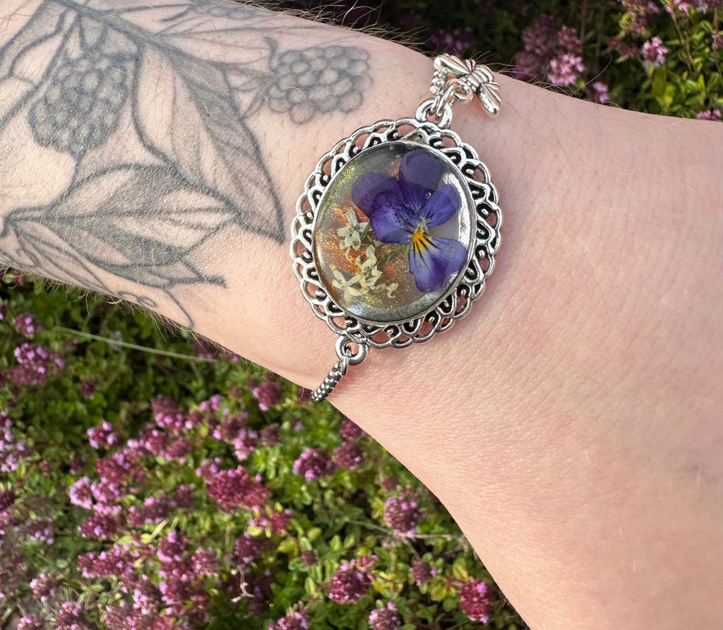 Silver Elegance: Handcrafted Resin Bracelet with Dried Flower Accents