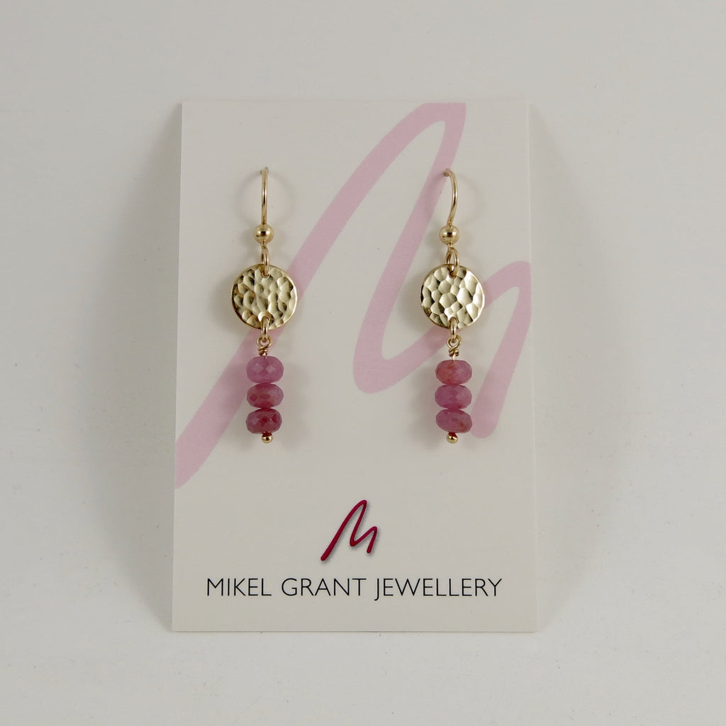 Boucles d'oreilles Moondance en or avec saphirs roses • Disques remplis d'or 14 carats