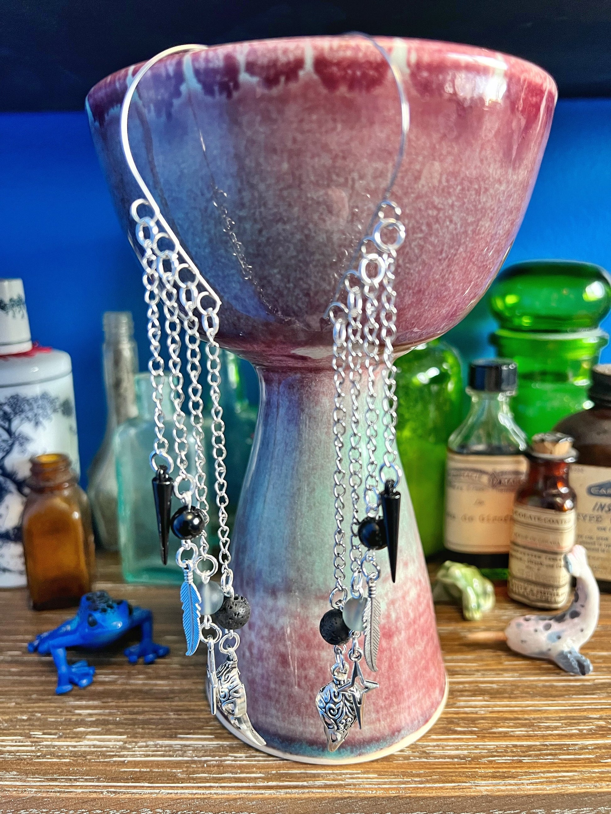 Boucles d'oreilles légères en forme de tête d'oiseau avec pierre de lave aromathérapeutique et perle Aurora, ainsi que bouchons d'oreilles sensoriels apaisants en silicone noir