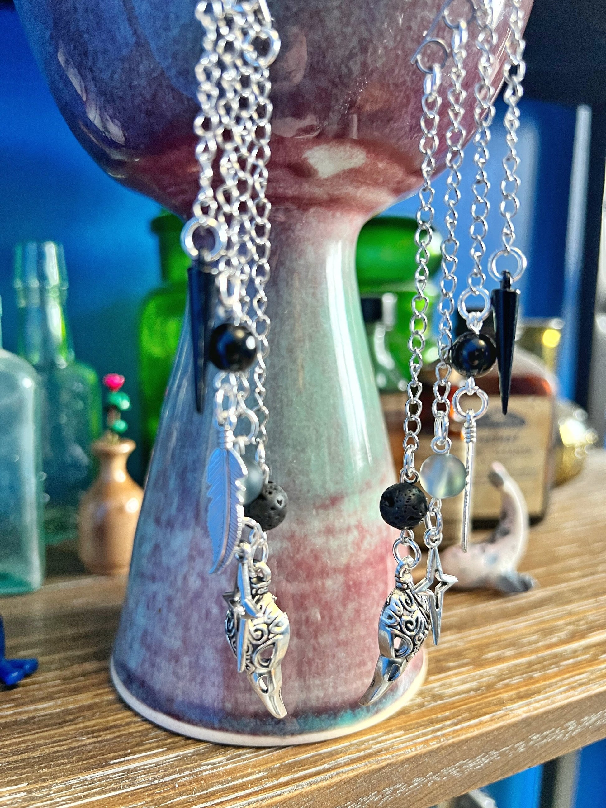Boucles d'oreilles légères en forme de tête d'oiseau avec pierre de lave aromathérapeutique et perle Aurora, ainsi que bouchons d'oreilles sensoriels apaisants en silicone noir
