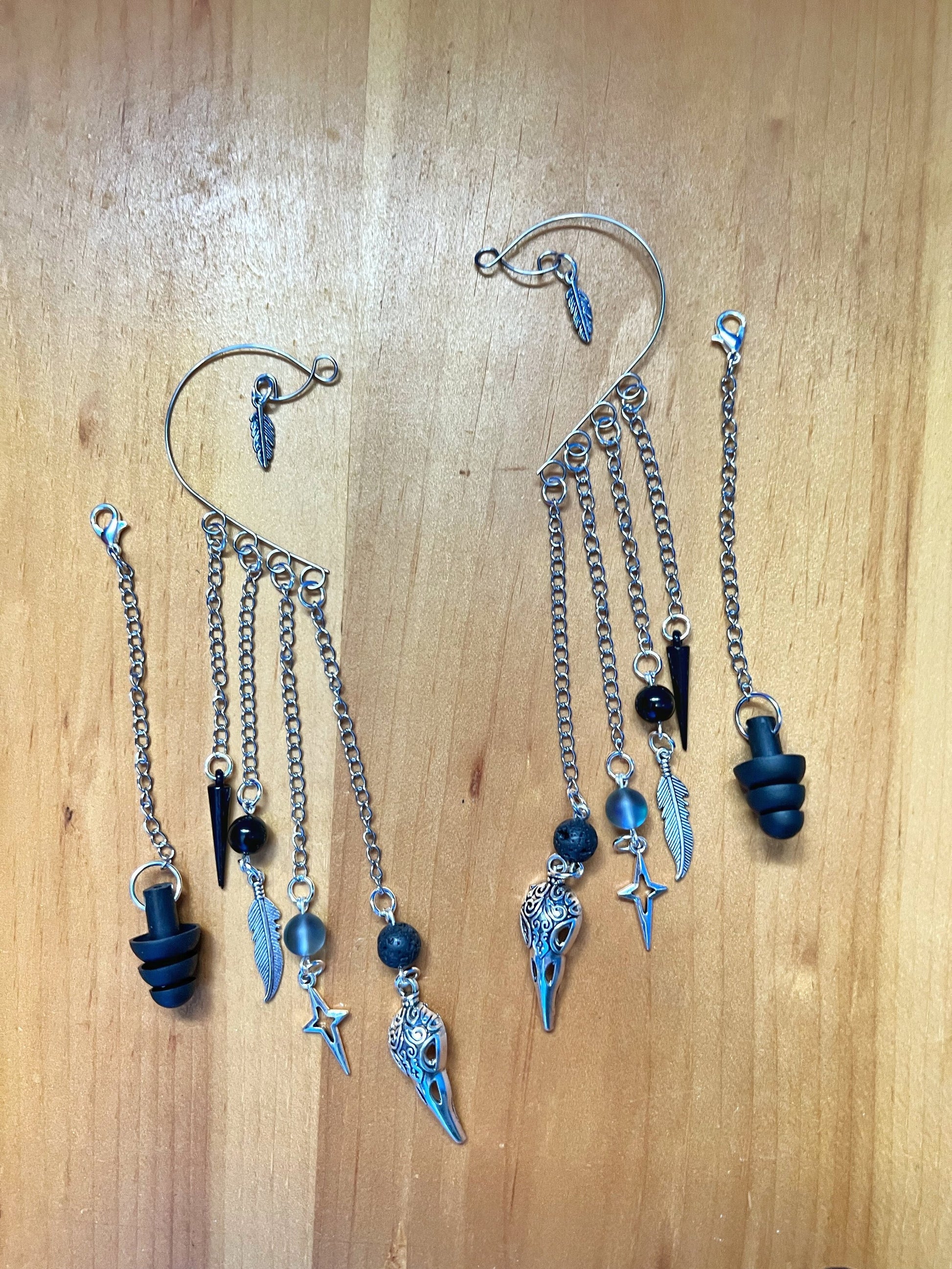 Boucles d'oreilles légères en forme de tête d'oiseau avec pierre de lave aromathérapeutique et perle Aurora, ainsi que bouchons d'oreilles sensoriels apaisants en silicone noir