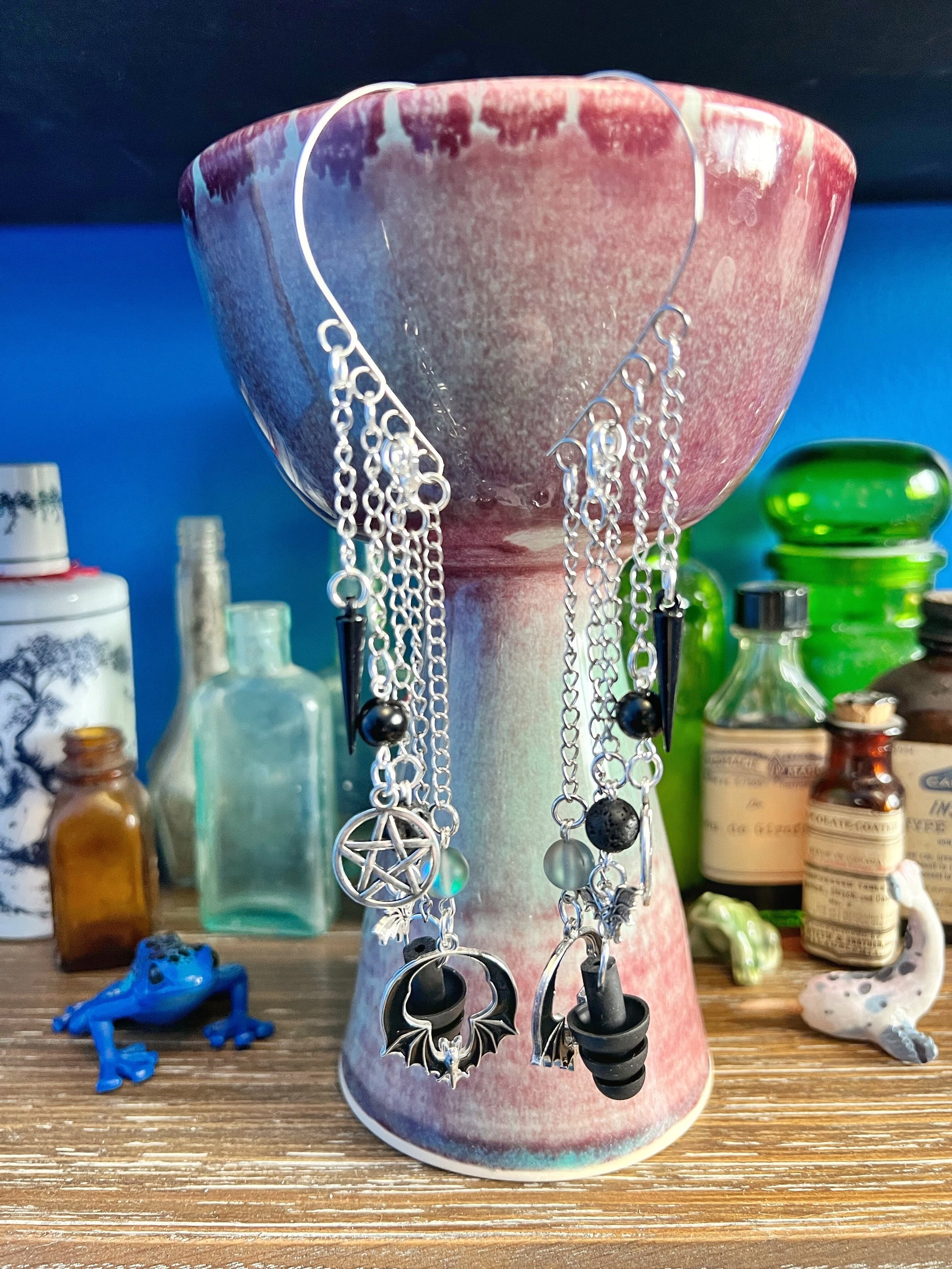 Chauves-souris avec pentagramme, manchettes d'oreilles légères avec perles de pierre de lave d'aromathérapie, perles d'aurore et d'obsidienne et bouchons d'oreilles apaisants sensoriels en silicone noir