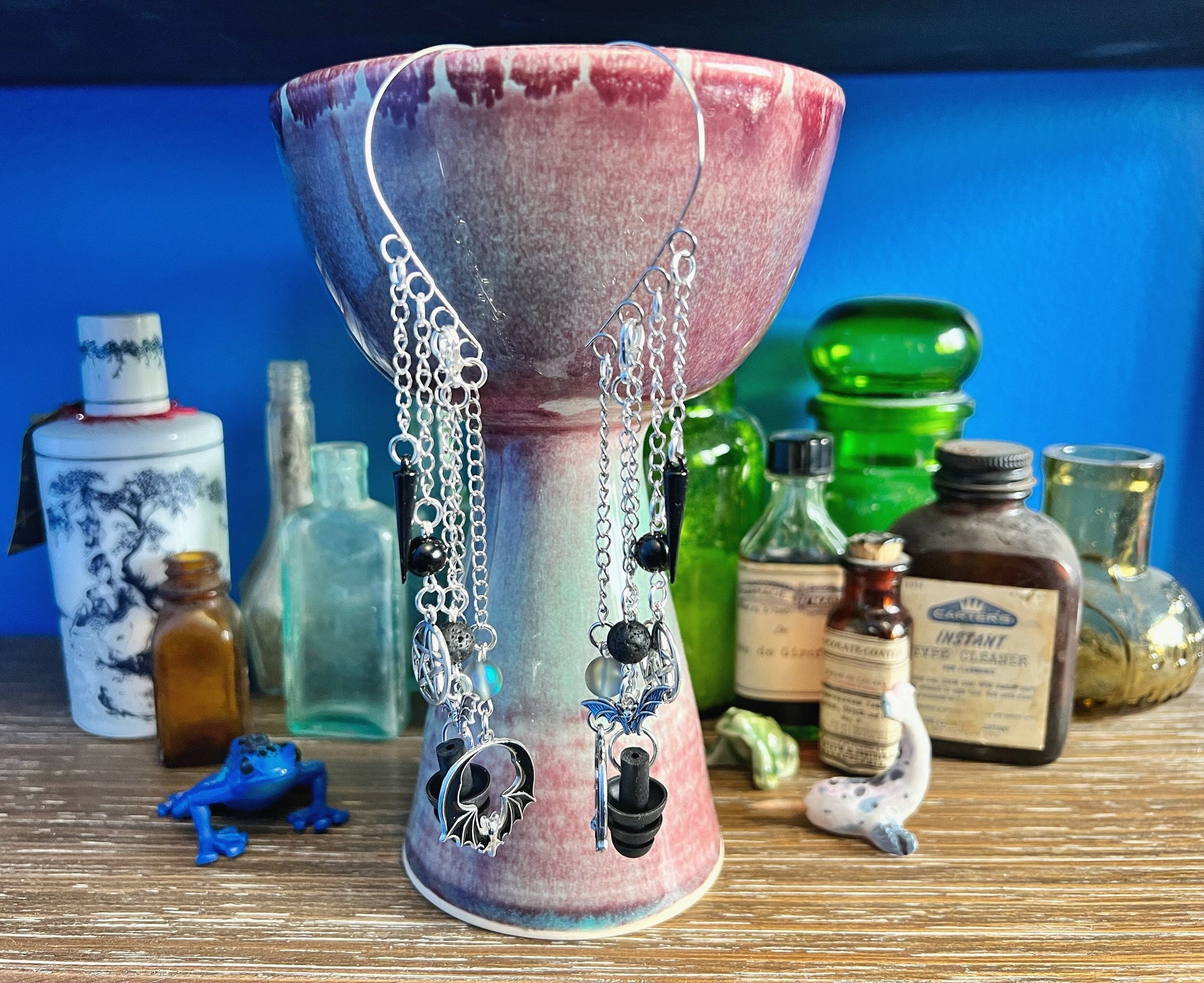 Chauves-souris avec pentagramme, manchettes d'oreilles légères avec perles de pierre de lave d'aromathérapie, perles d'aurore et d'obsidienne et bouchons d'oreilles apaisants sensoriels en silicone noir