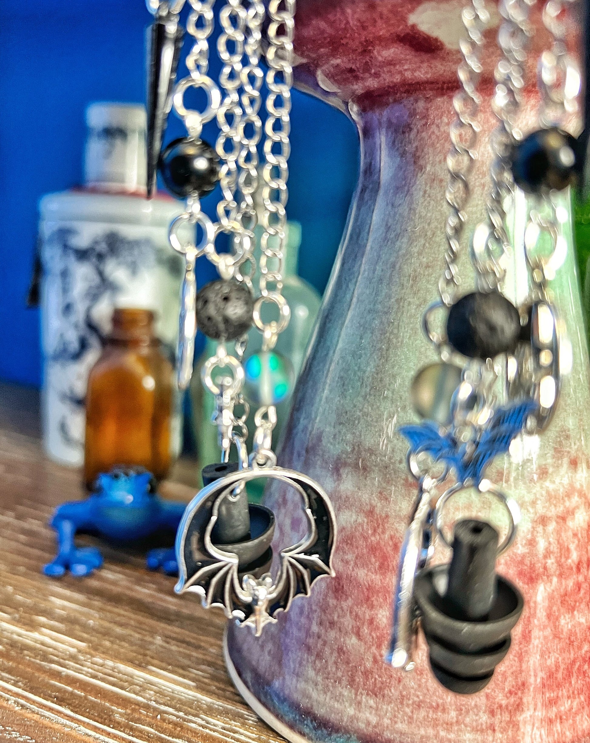 Chauves-souris avec pentagramme, manchettes d'oreilles légères avec perles de pierre de lave d'aromathérapie, perles d'aurore et d'obsidienne et bouchons d'oreilles apaisants sensoriels en silicone noir