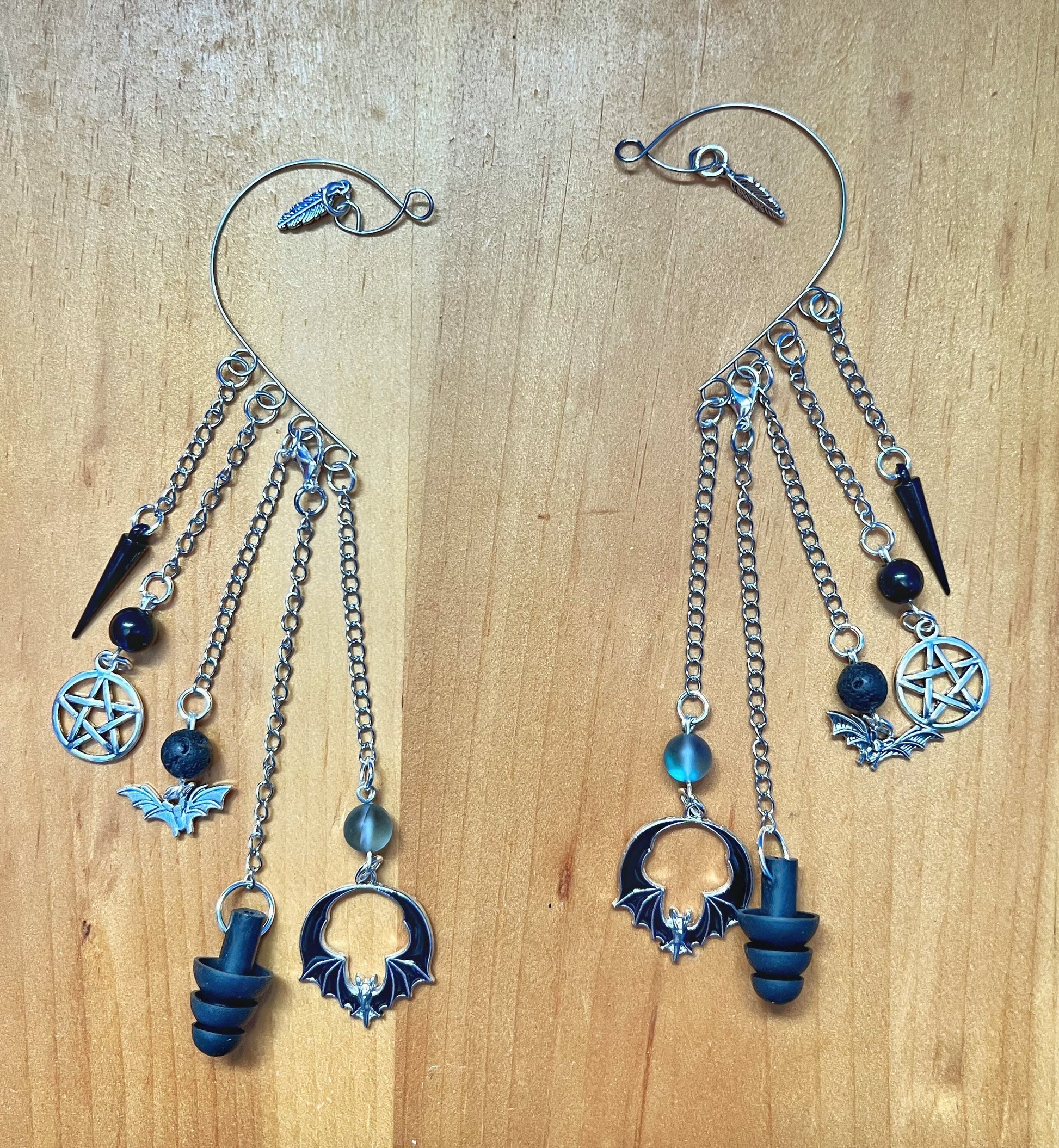Chauves-souris avec pentagramme, manchettes d'oreilles légères avec perles de pierre de lave d'aromathérapie, perles d'aurore et d'obsidienne et bouchons d'oreilles apaisants sensoriels en silicone noir