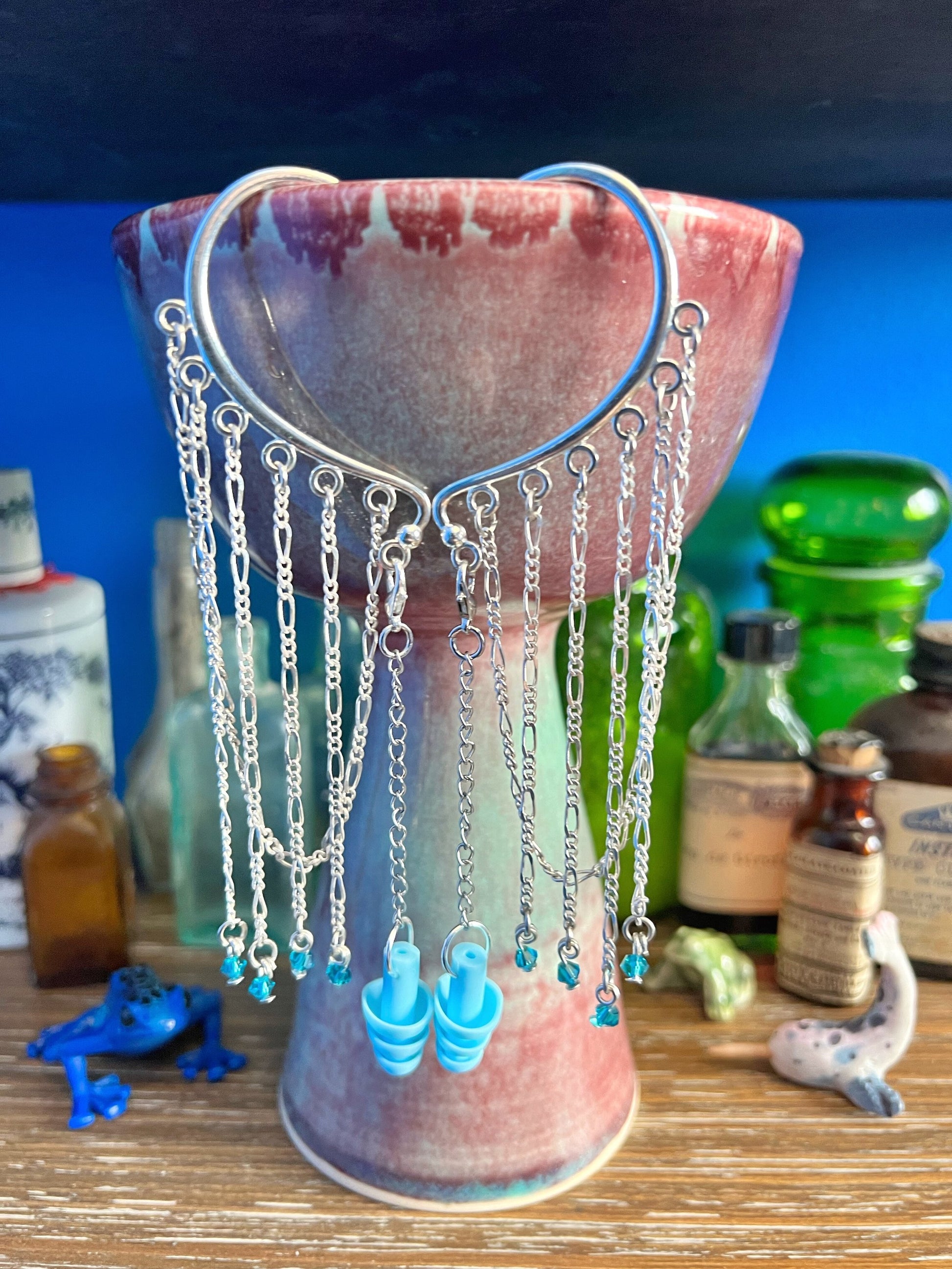 Bouchons d'oreilles sensoriels apaisants en cristaux de glace bleus et silicone sur des manchettes d'oreilles légères