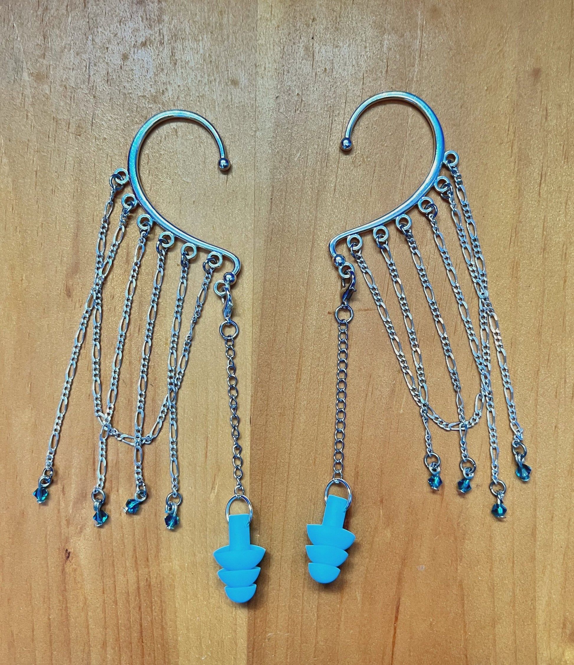 Bouchons d'oreilles sensoriels apaisants en cristaux de glace bleus et silicone sur des manchettes d'oreilles légères