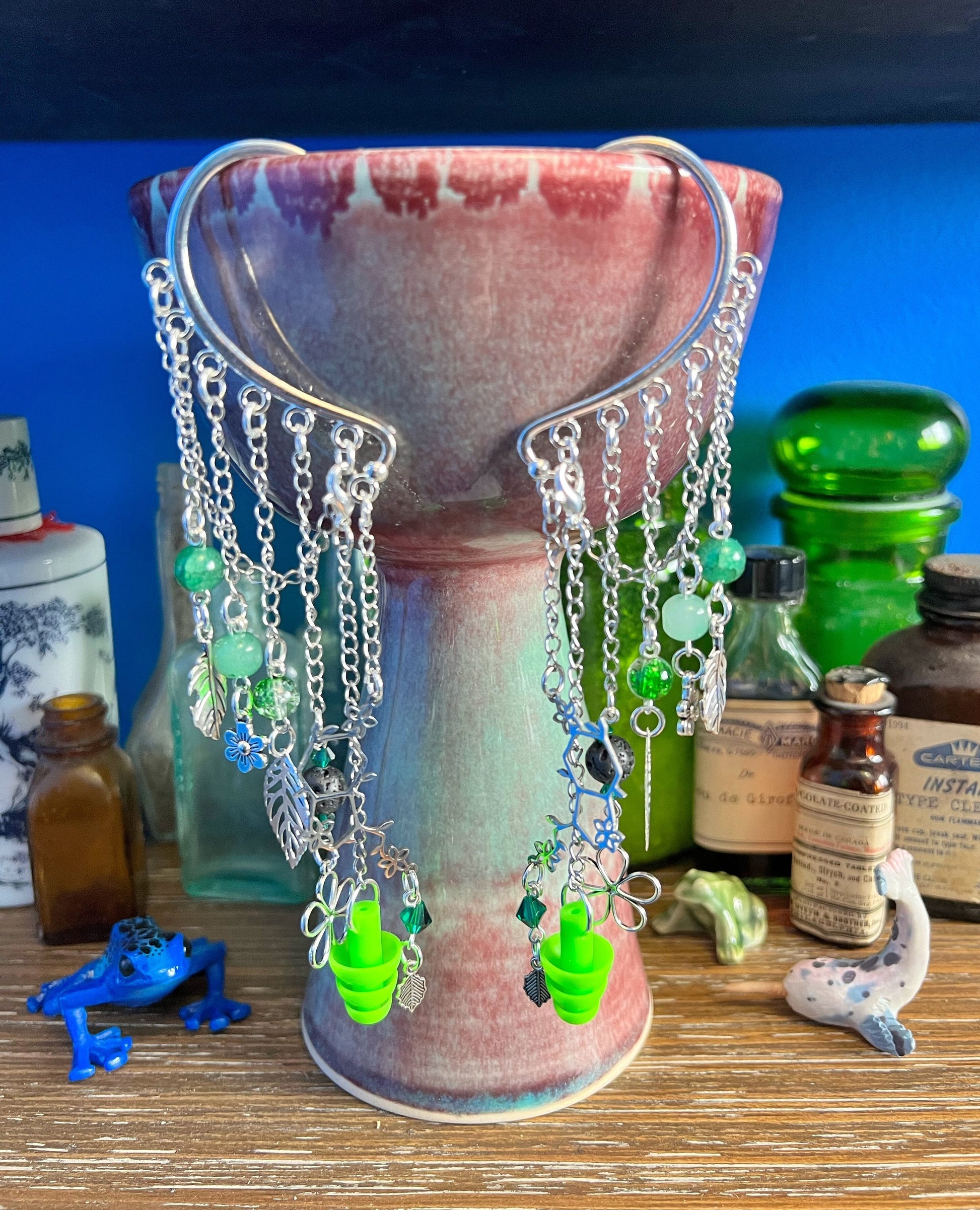Boucles d'oreilles sensorielles apaisantes à base de molécules de sérotonine, avec breloques botaniques, pierre de lave aromathérapeutique et perles de verre