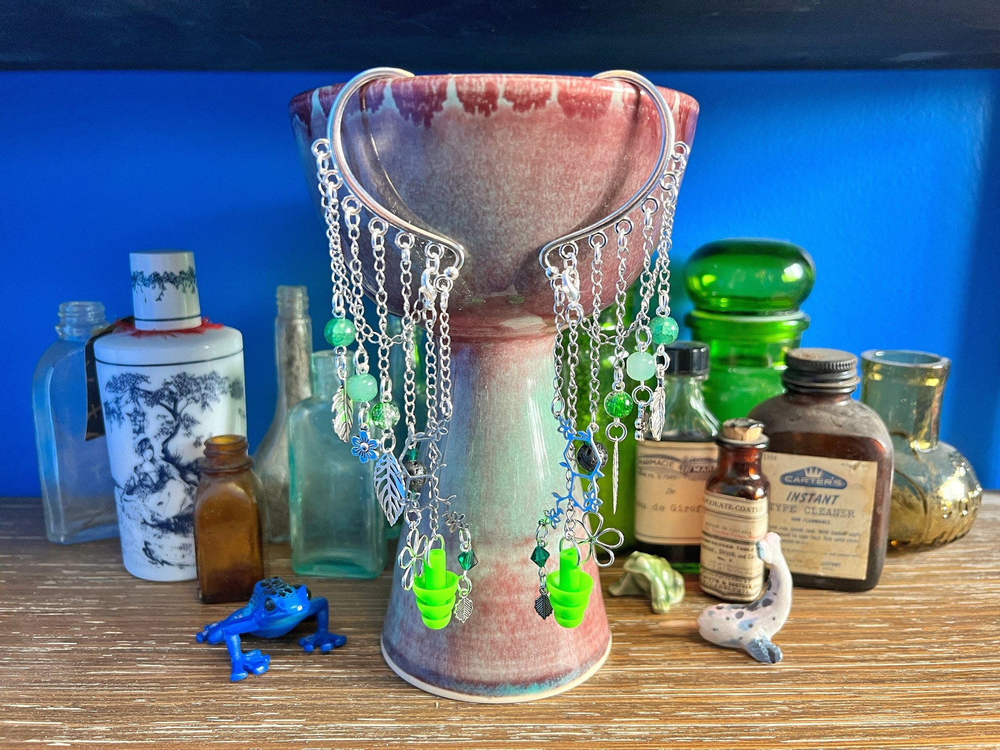 Boucles d'oreilles sensorielles apaisantes à base de molécules de sérotonine, avec breloques botaniques, pierre de lave aromathérapeutique et perles de verre