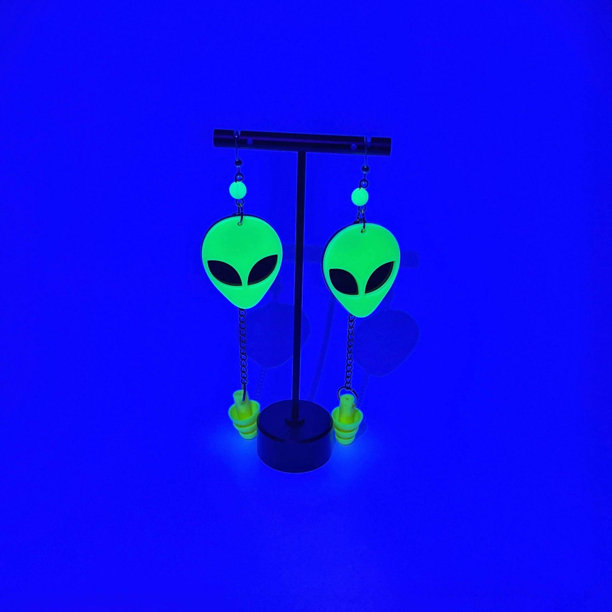 Boucles d'oreilles tête d'alien jaune fluorescentes UV – Style extra-terrestre et soutien sensoriel