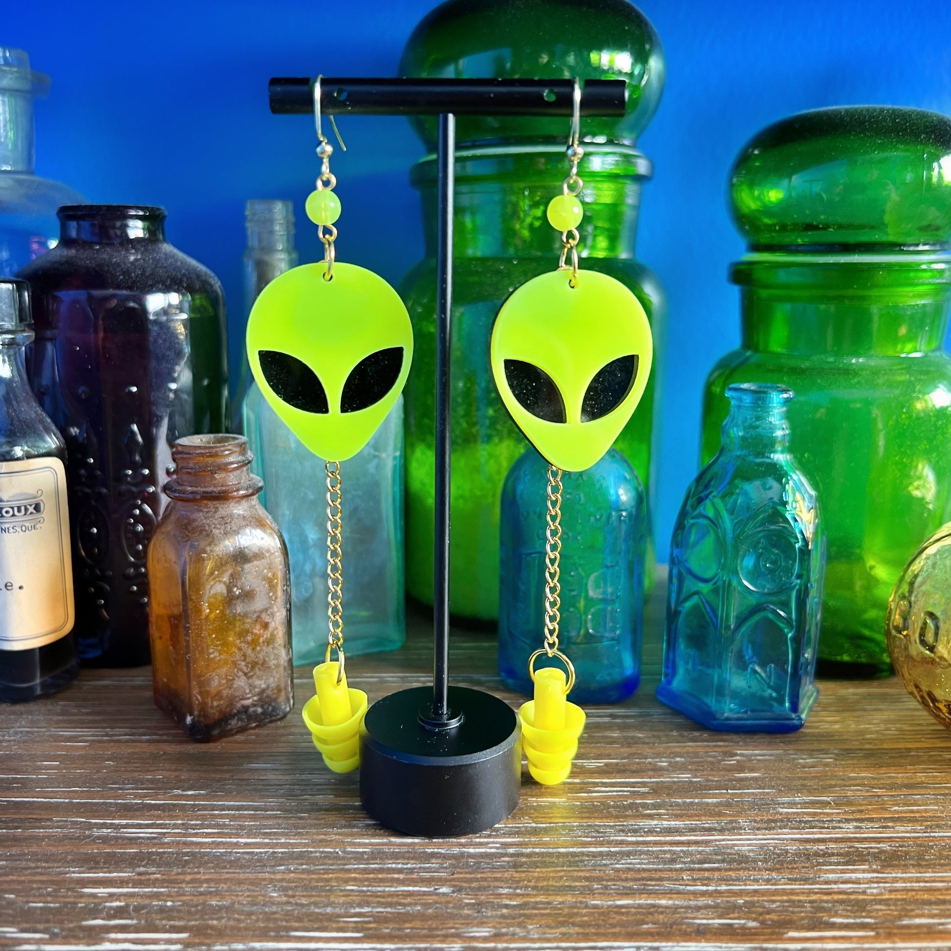 Boucles d'oreilles tête d'alien jaune fluorescentes UV – Style extra-terrestre et soutien sensoriel