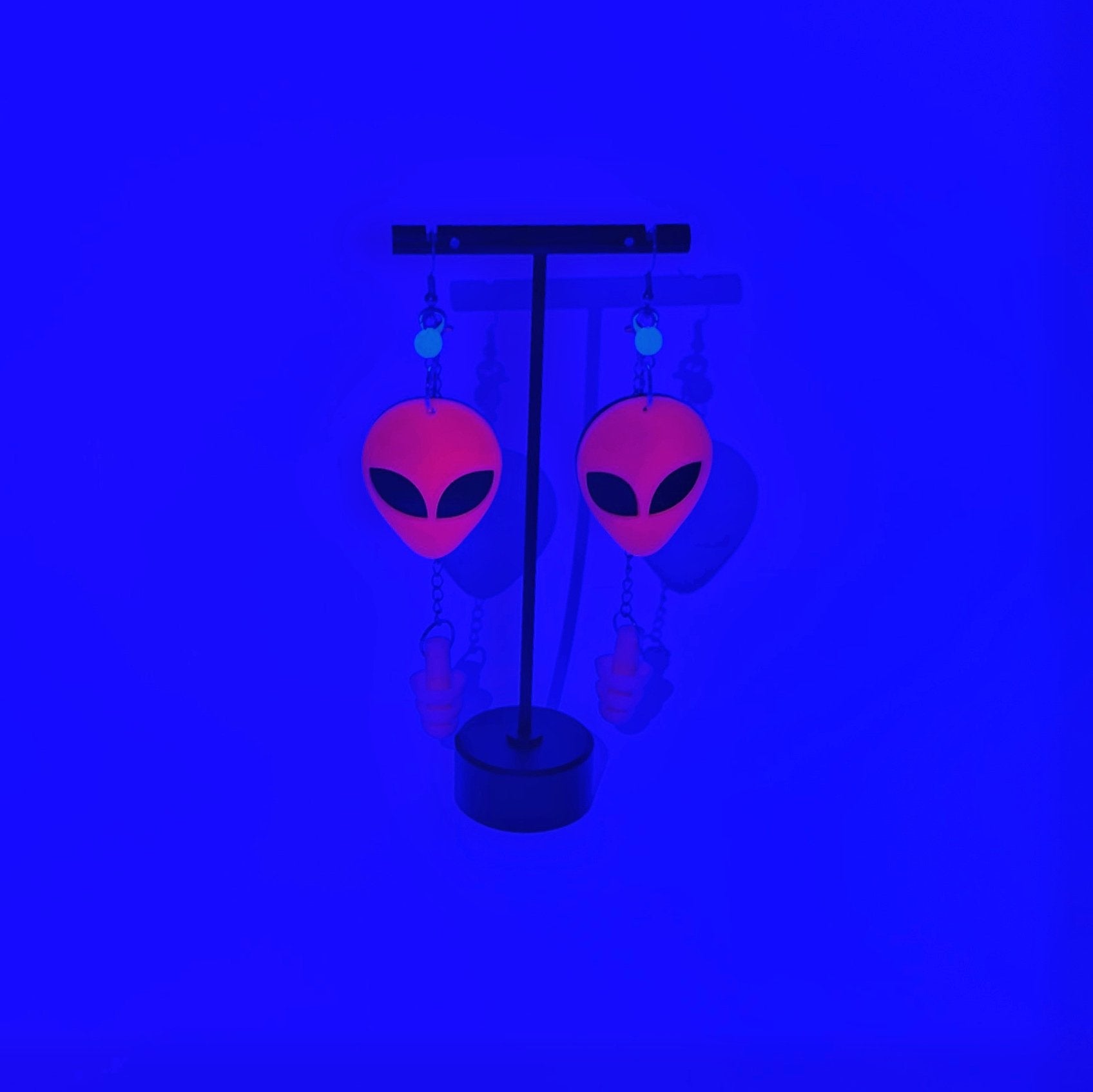 Boucles d'oreilles tête d'alien rose fluorescente UV – Style extra-terrestre et soutien sensoriel 