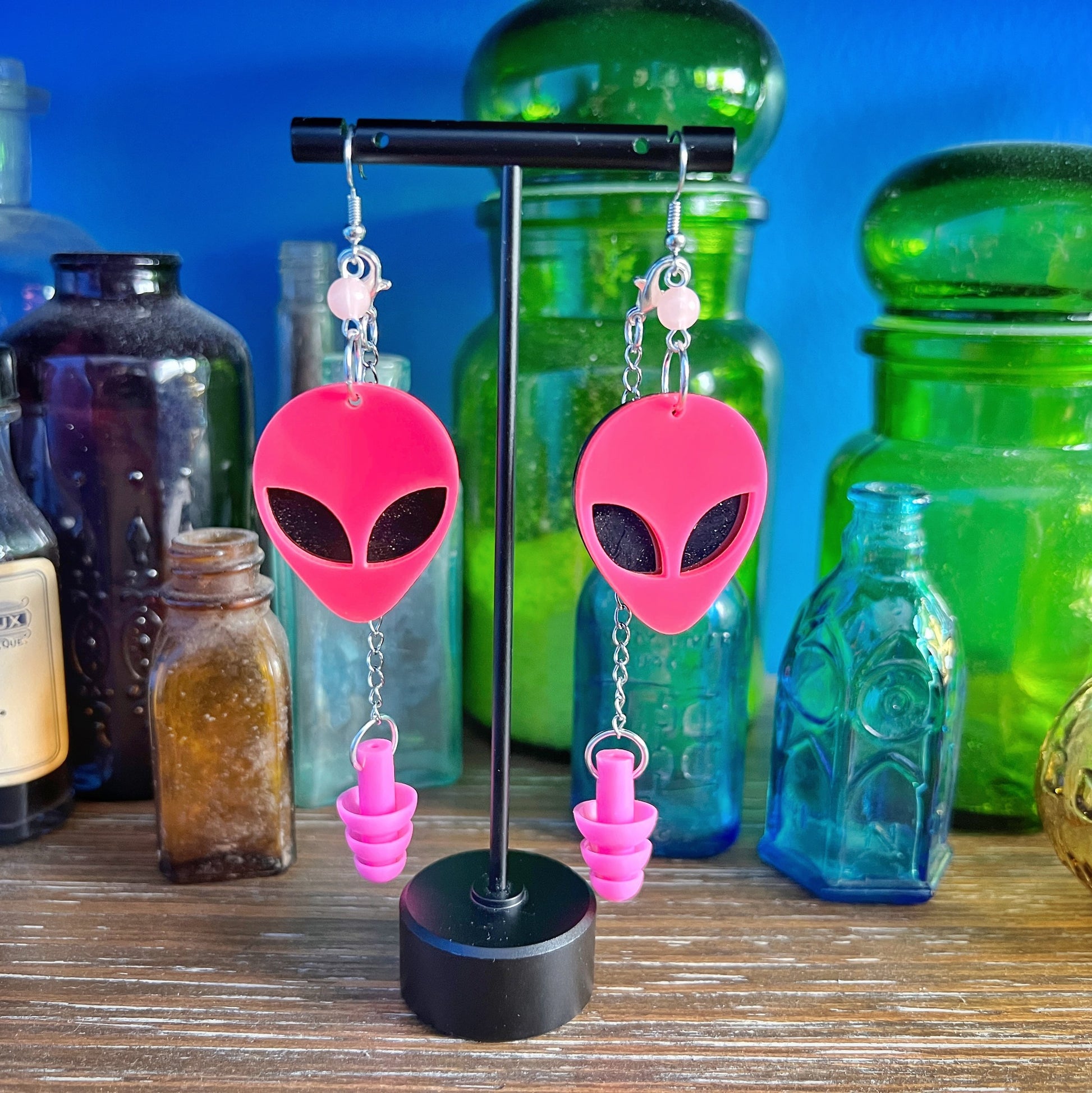 Boucles d'oreilles tête d'alien rose fluorescente UV – Style extra-terrestre et soutien sensoriel 