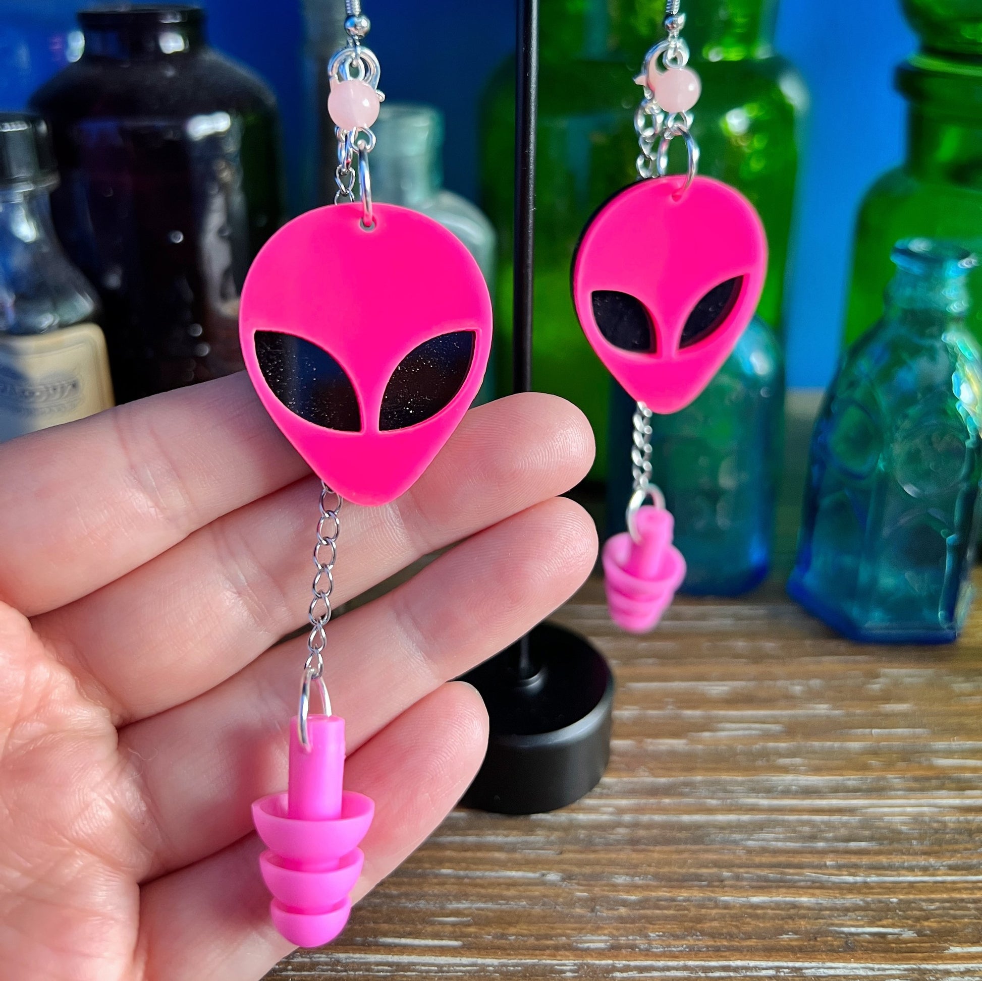 Boucles d'oreilles tête d'alien rose fluorescente UV – Style extra-terrestre et soutien sensoriel 