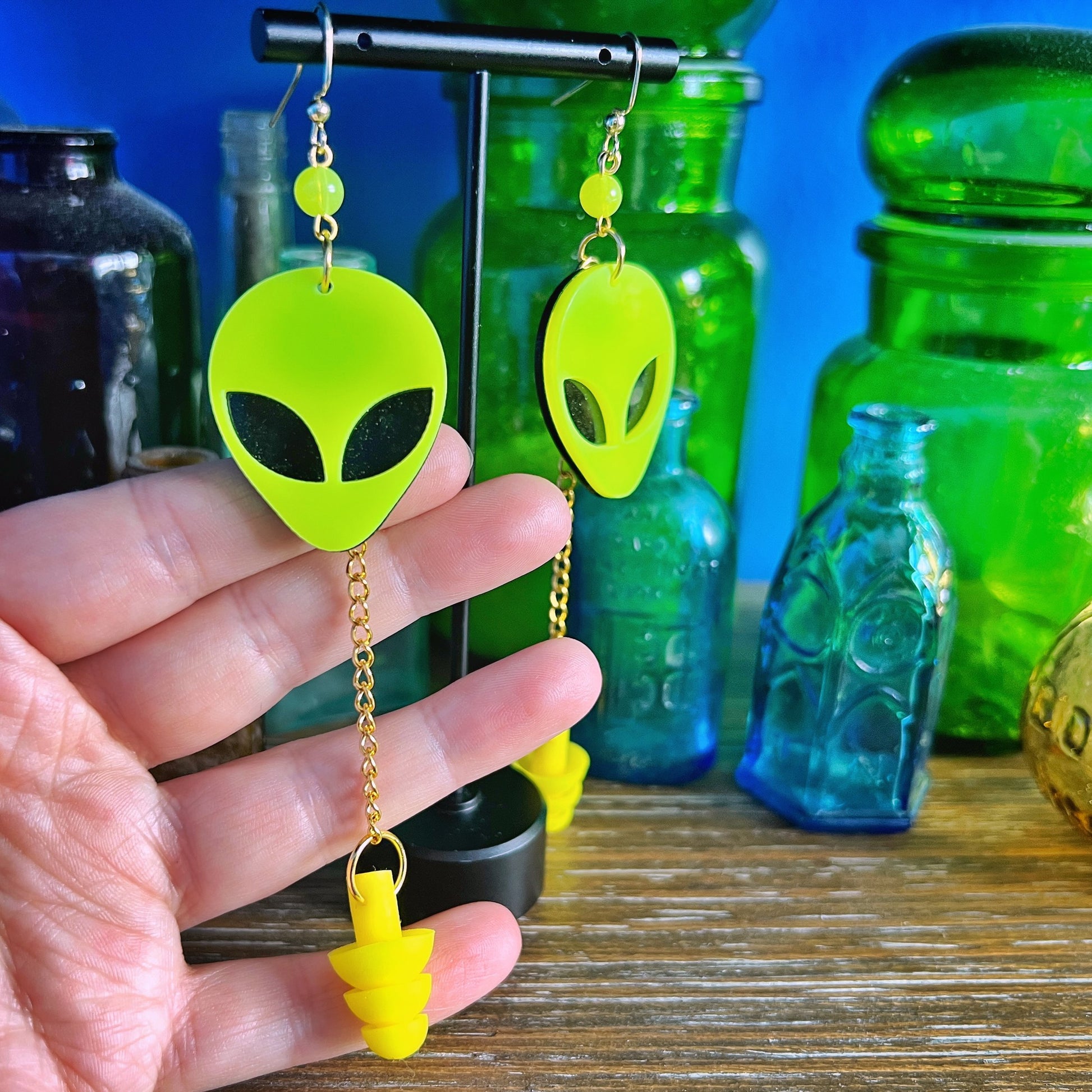 Boucles d'oreilles tête d'alien jaune fluorescentes UV – Style extra-terrestre et soutien sensoriel