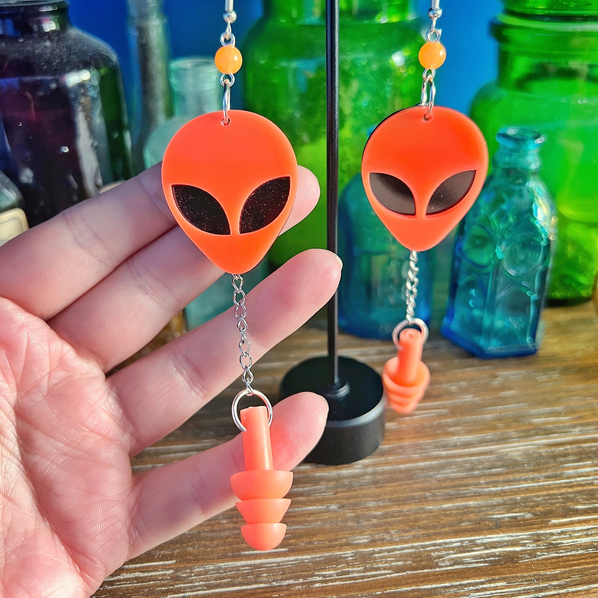 Boucles d'oreilles tête d'alien orange fluorescentes UV – Style extra-terrestre et soutien sensoriel 