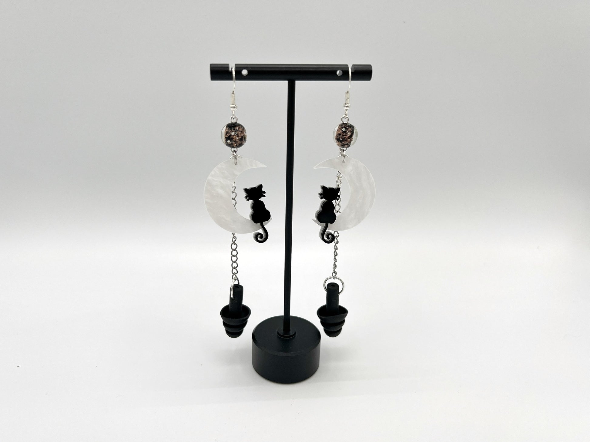 Boucles d'oreilles « Chat sur un croissant de lune » : protection auditive élégante et fonctionnelle 