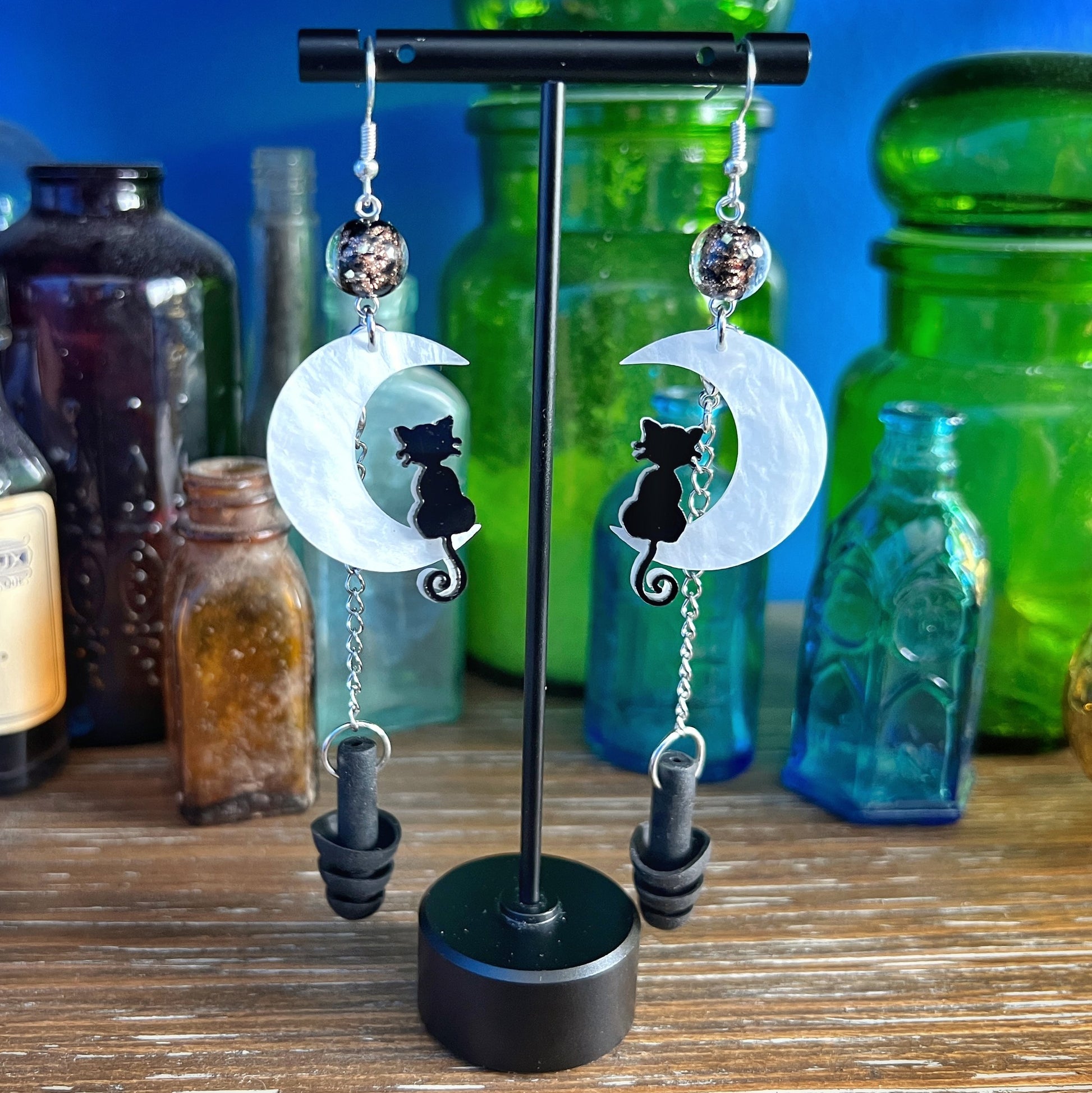 Boucles d'oreilles « Chat sur un croissant de lune » : protection auditive élégante et fonctionnelle 