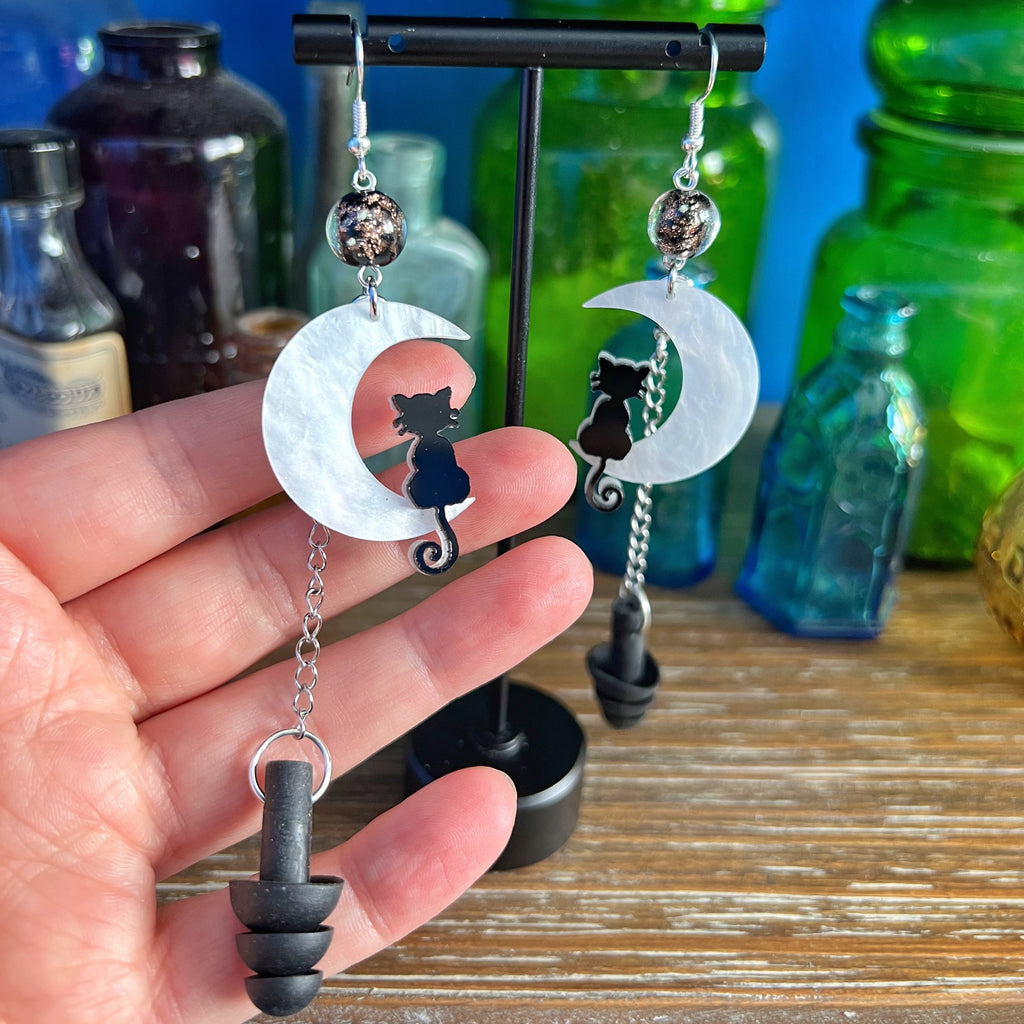 Boucles d'oreilles « Chat sur un croissant de lune » : protection auditive élégante et fonctionnelle 