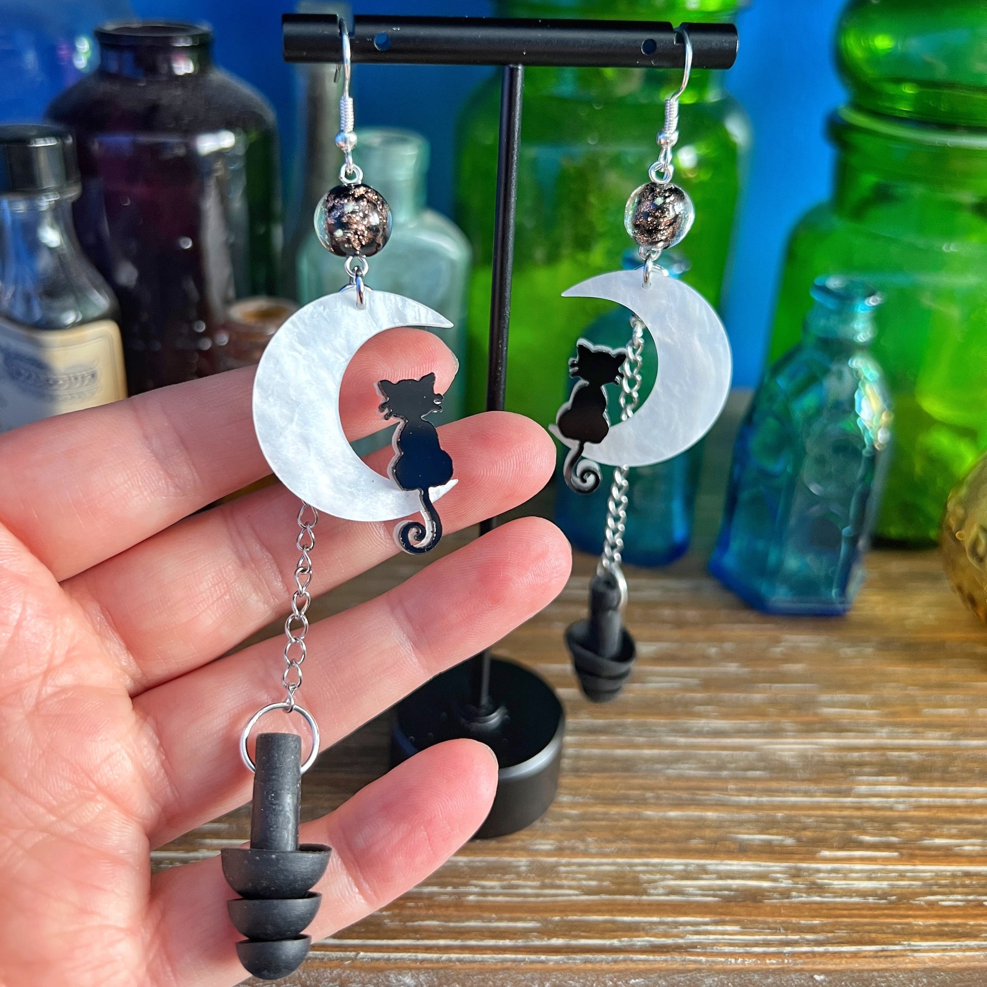 Boucles d'oreilles « Chat sur un croissant de lune » : protection auditive élégante et fonctionnelle 