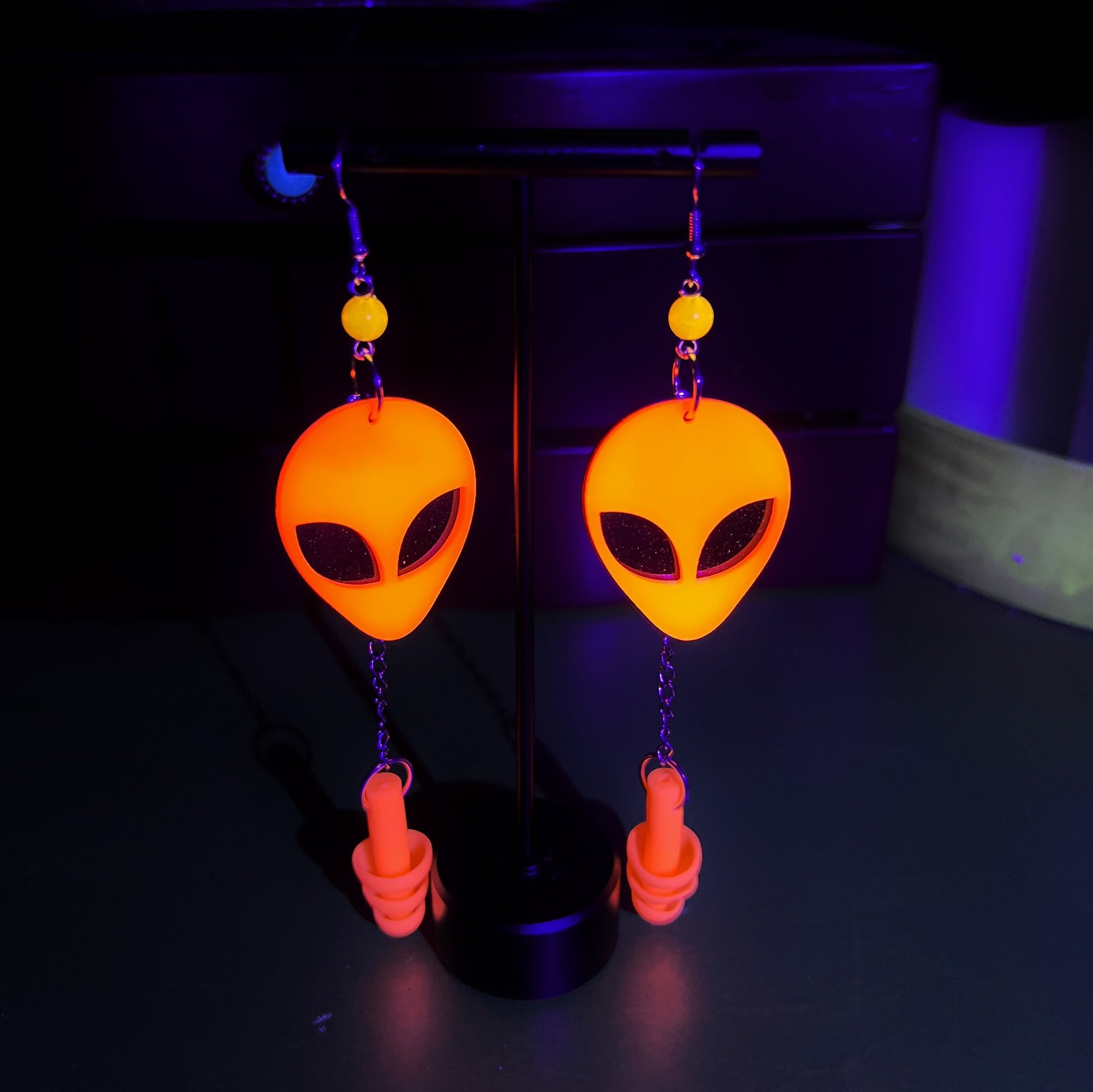 Boucles d'oreilles tête d'alien orange fluorescentes UV – Style extra-terrestre et soutien sensoriel 