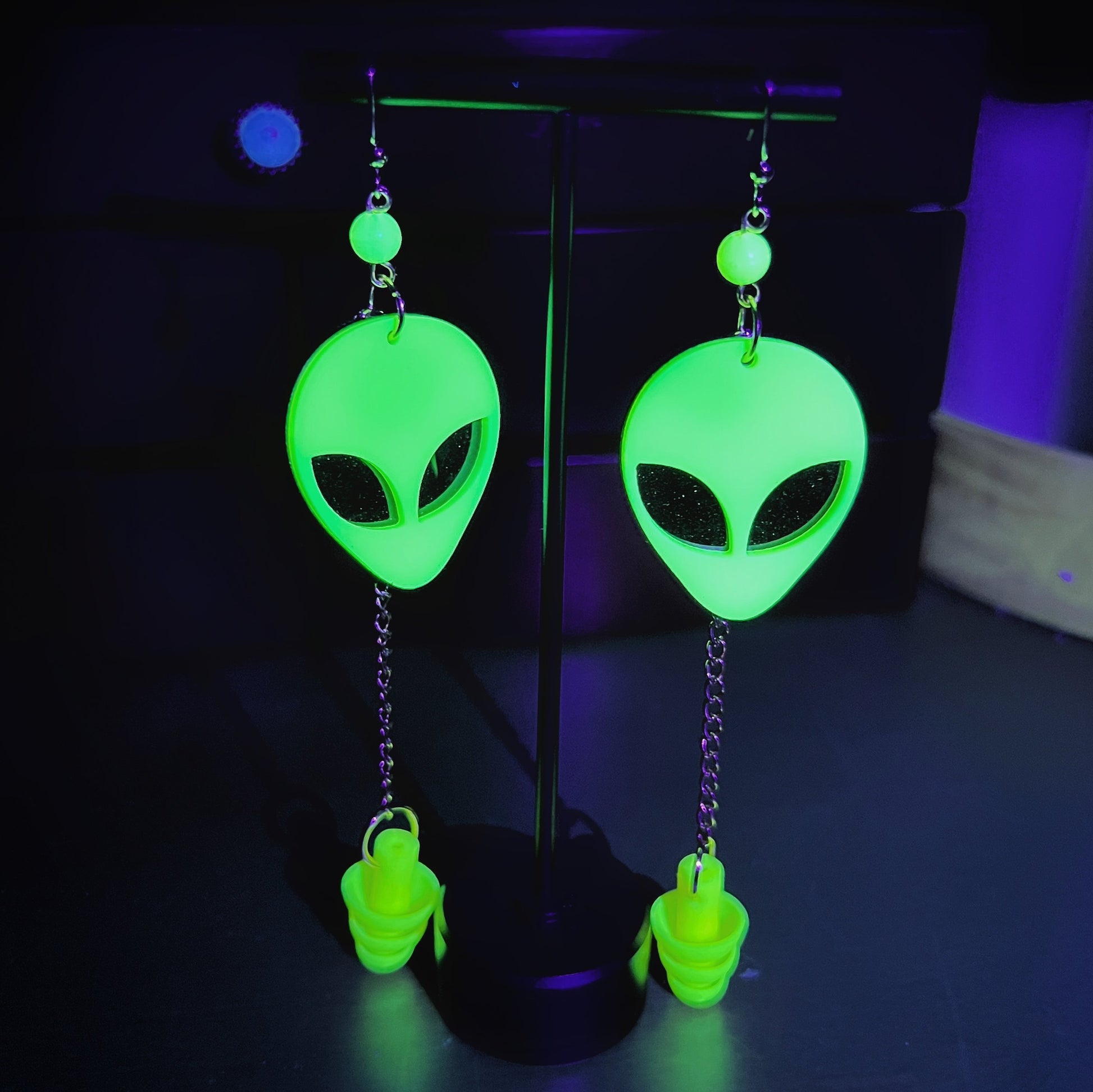 Boucles d'oreilles tête d'alien vertes fluorescentes UV – Style extra-terrestre et soutien sensoriel