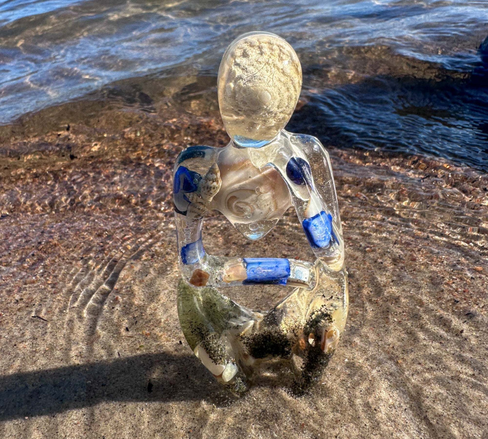 Contemplation au bord de la mer : sculpture en résine de coquillage « Penseur sur le thème de l'océan » 2