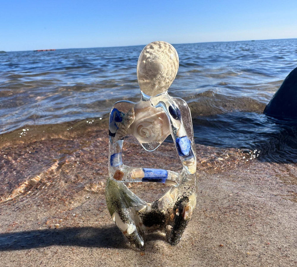 Contemplation au bord de la mer : sculpture en résine de coquillage « Penseur sur le thème de l'océan » 2