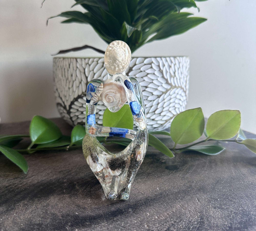 Contemplation au bord de la mer : sculpture en résine de coquillage « Penseur sur le thème de l'océan » 2