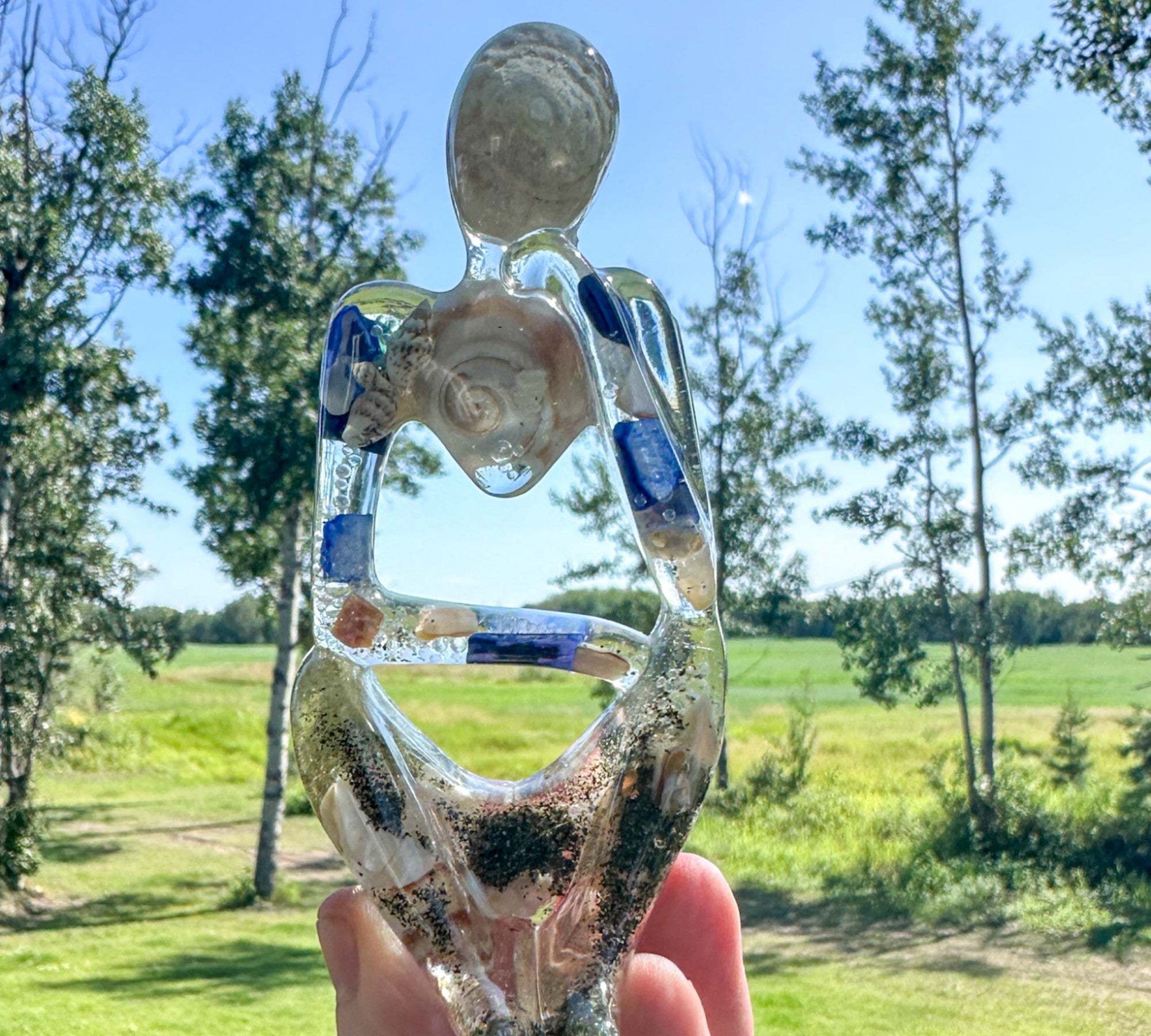 Contemplation au bord de la mer : sculpture en résine de coquillage « Penseur sur le thème de l'océan » 2