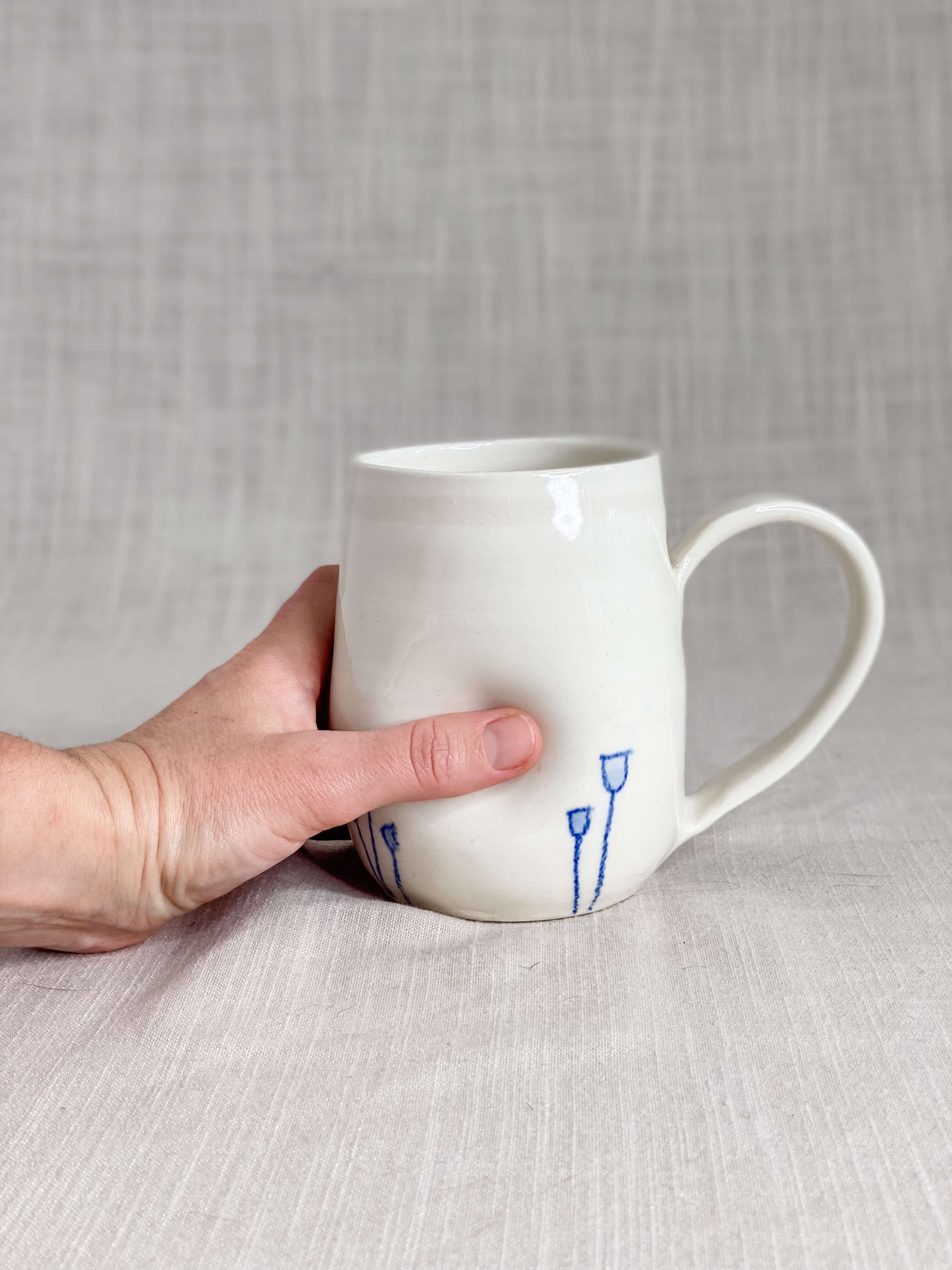 Tasses tulipes bleues en porcelaine blanche