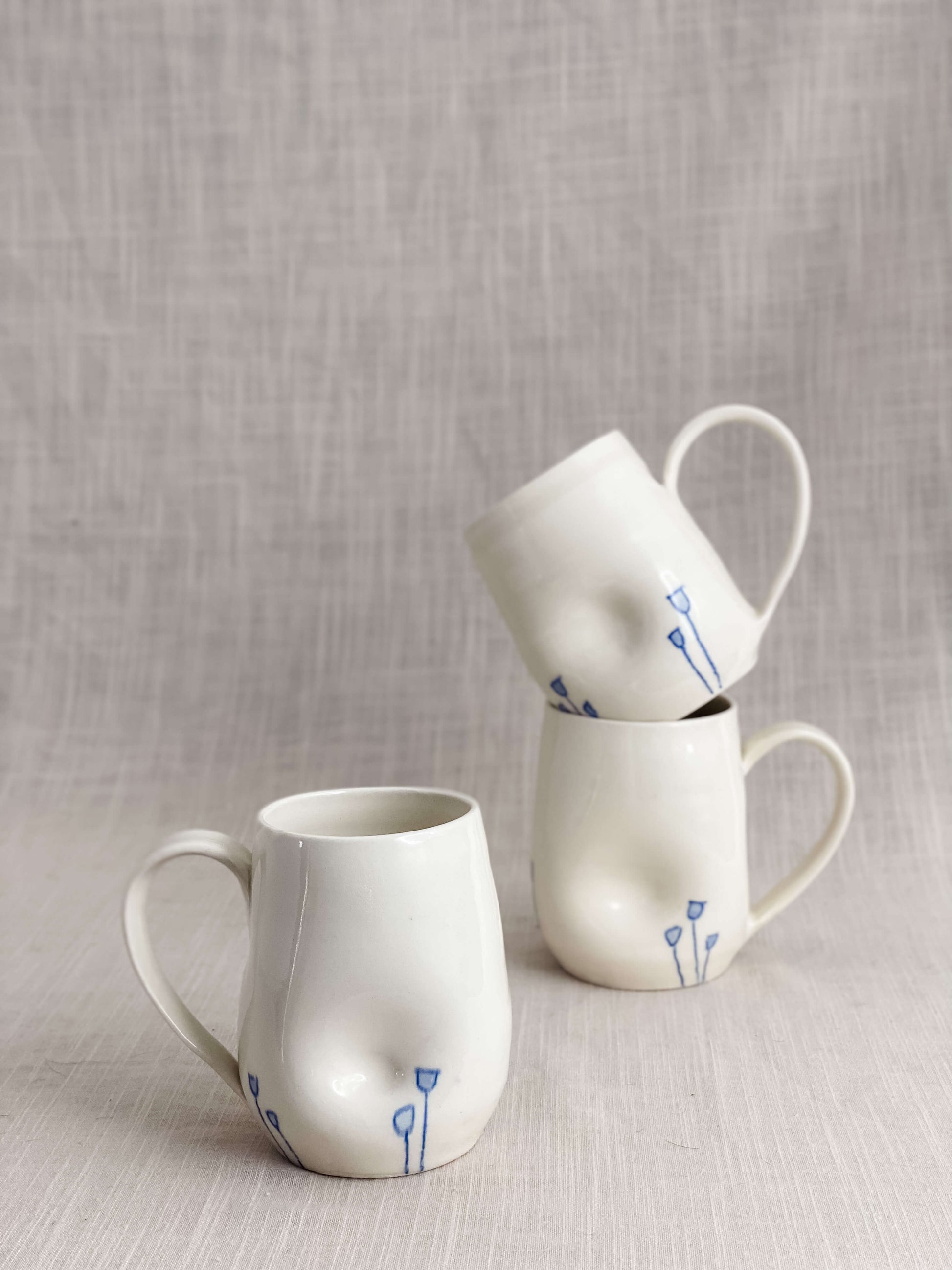 Tasses tulipes bleues en porcelaine blanche