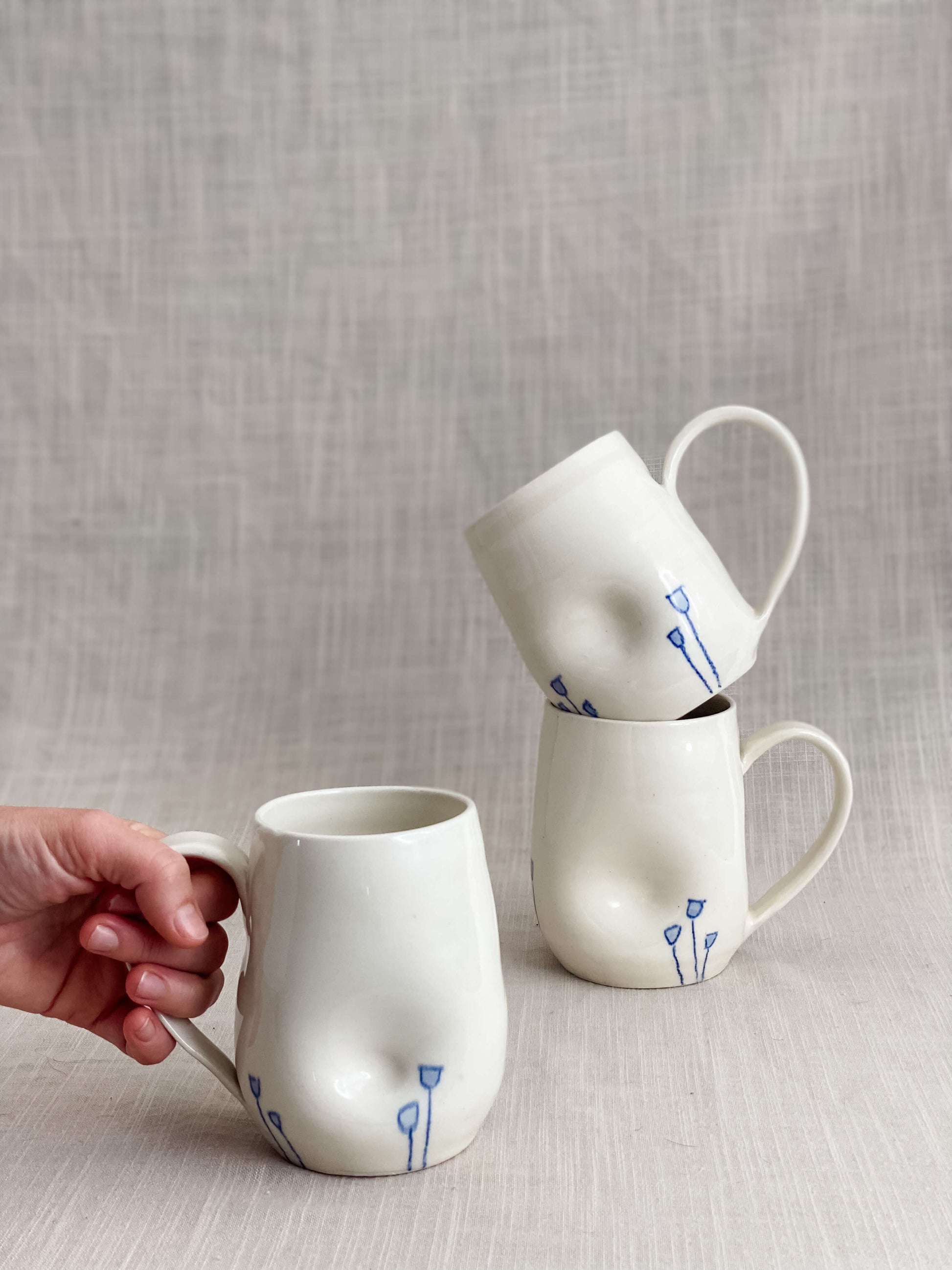 Tasses tulipes bleues en porcelaine blanche