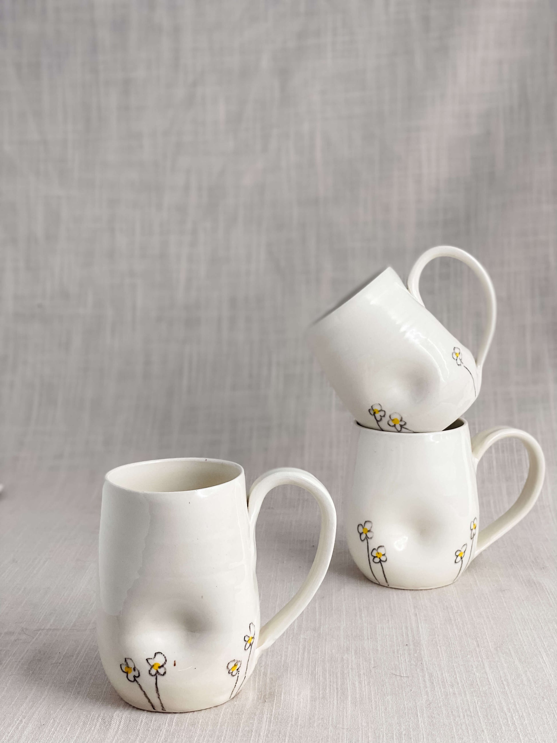 Tasses à motif marguerites en porcelaine blanche