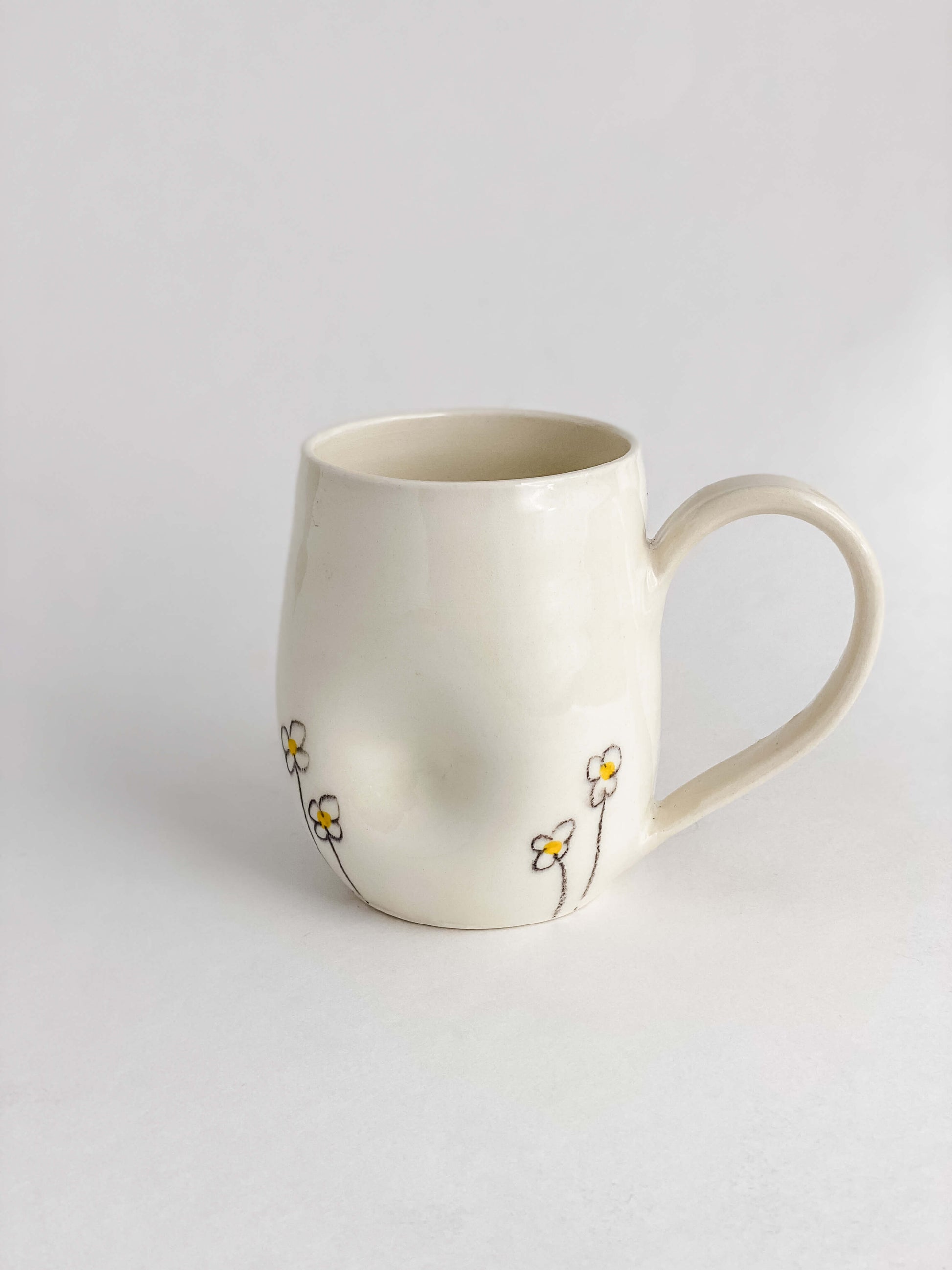 Tasses à motif marguerites en porcelaine blanche