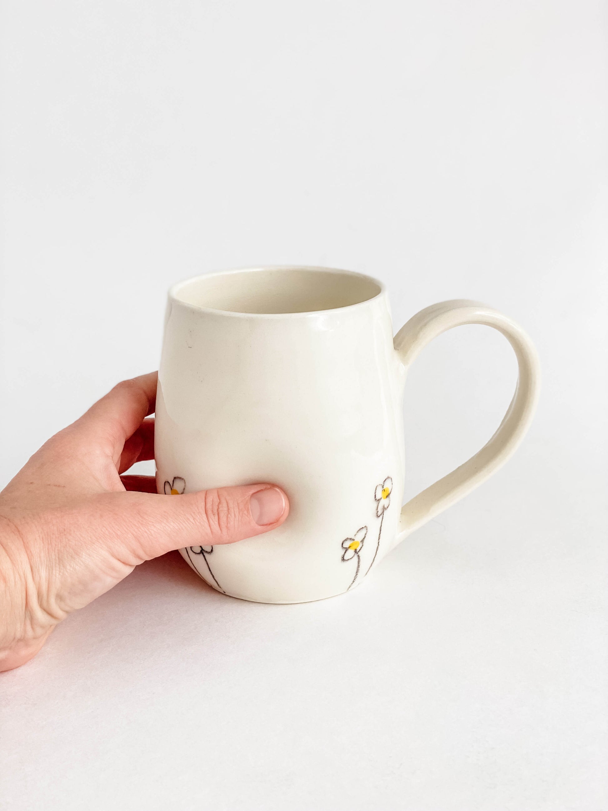 Tasses à motif marguerites en porcelaine blanche