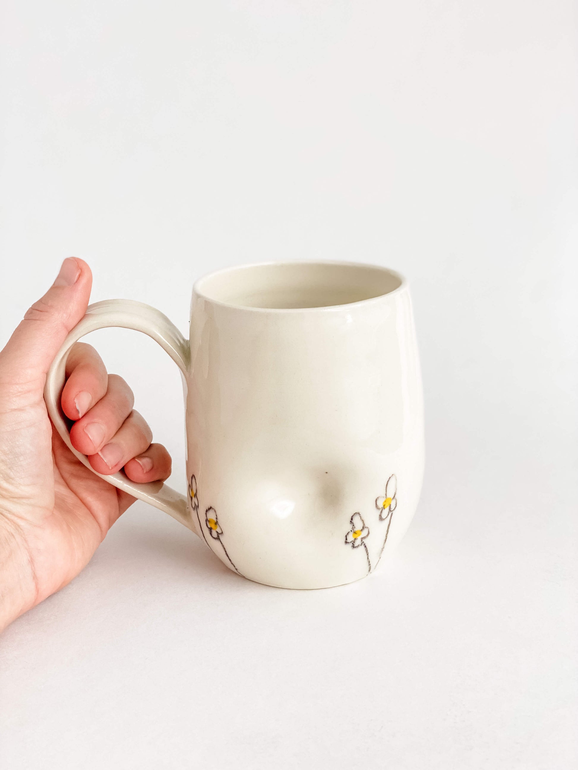 Tasses à motif marguerites en porcelaine blanche