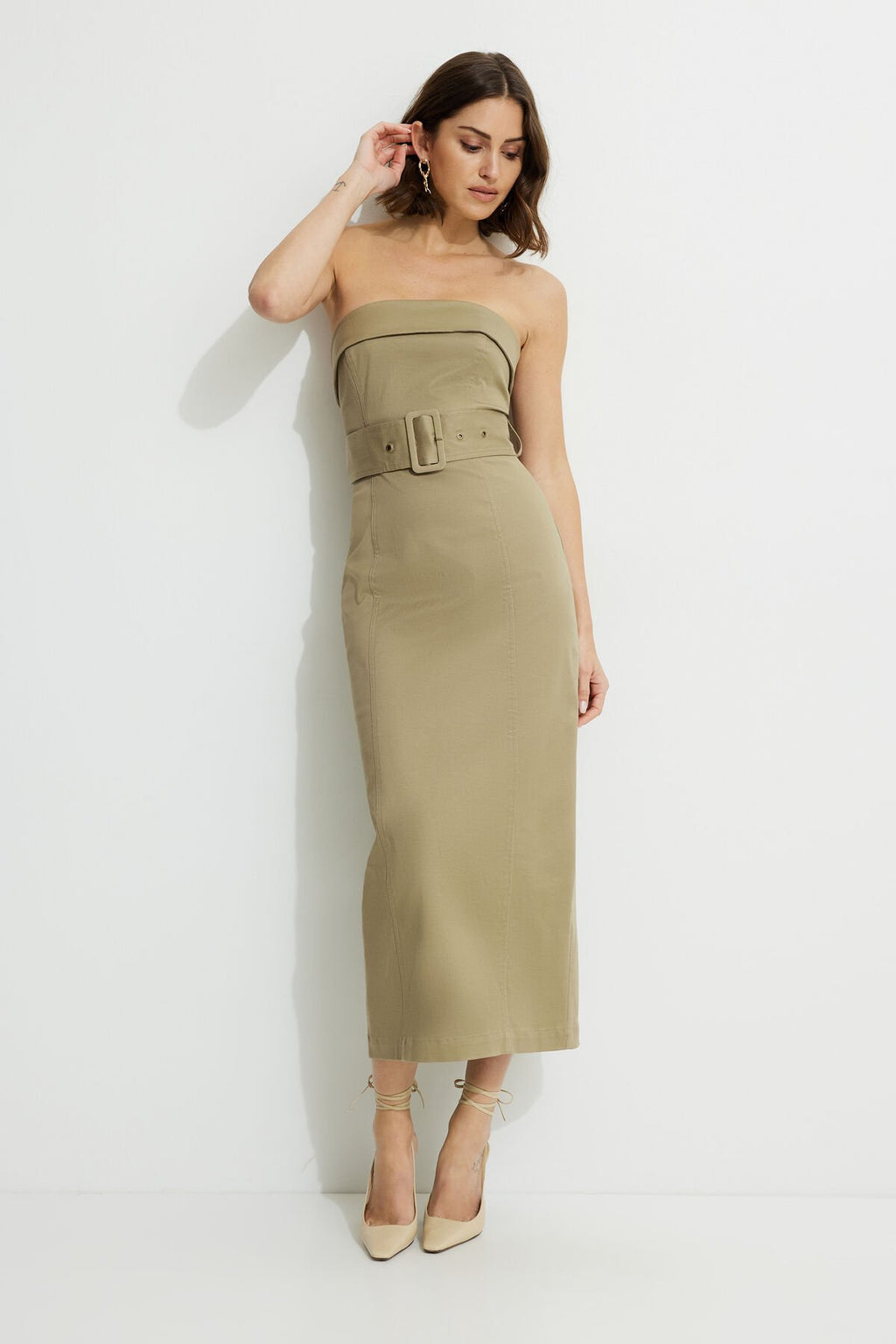 Robe tube mi-longue ceinturée